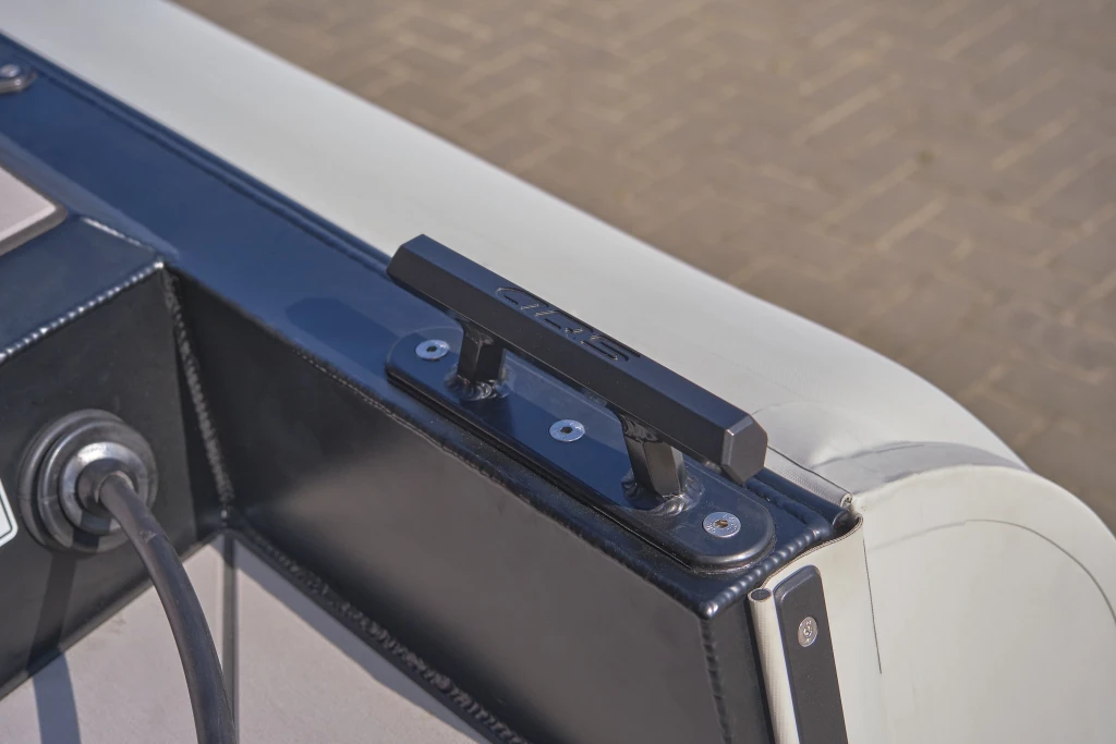 AQUASPIRIT S370 is een luxe aluminium tender RIB van 3,7 meter met D-tubes en daardoor verrassend veel ruimte, tot 60 pk vermogen, leuk als tender maar ook als speelboot