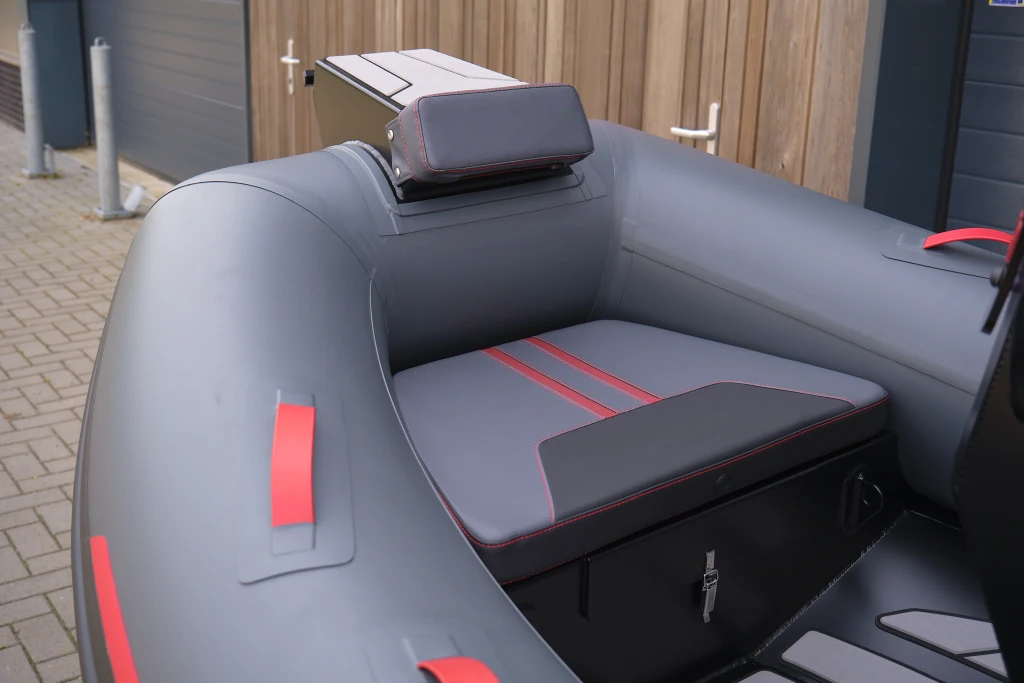 AQUASPIRIT S350 met Sportconsole en verrassend ruimte aluminium RIB met stuurconsole en maximaal 30 pk