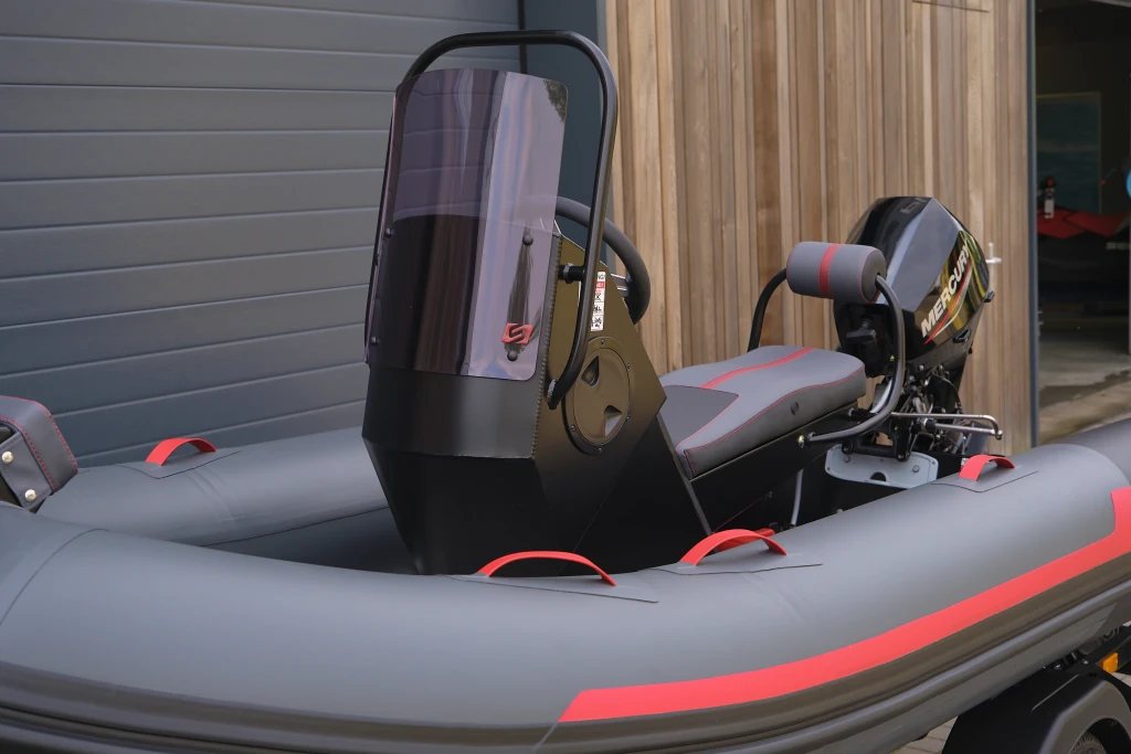 AQUASPIRIT S350 met Sportconsole en verrassend ruimte aluminium RIB met stuurconsole en maximaal 30 pk