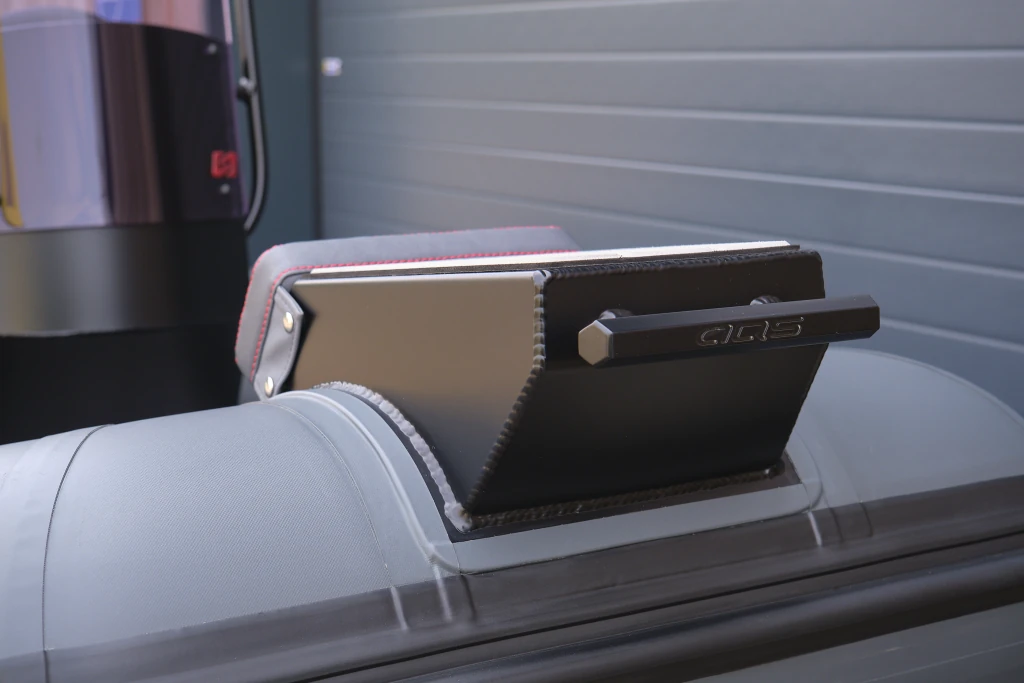 AQUASPIRIT S350 met Sportconsole en verrassend ruimte aluminium RIB met stuurconsole en maximaal 30 pk