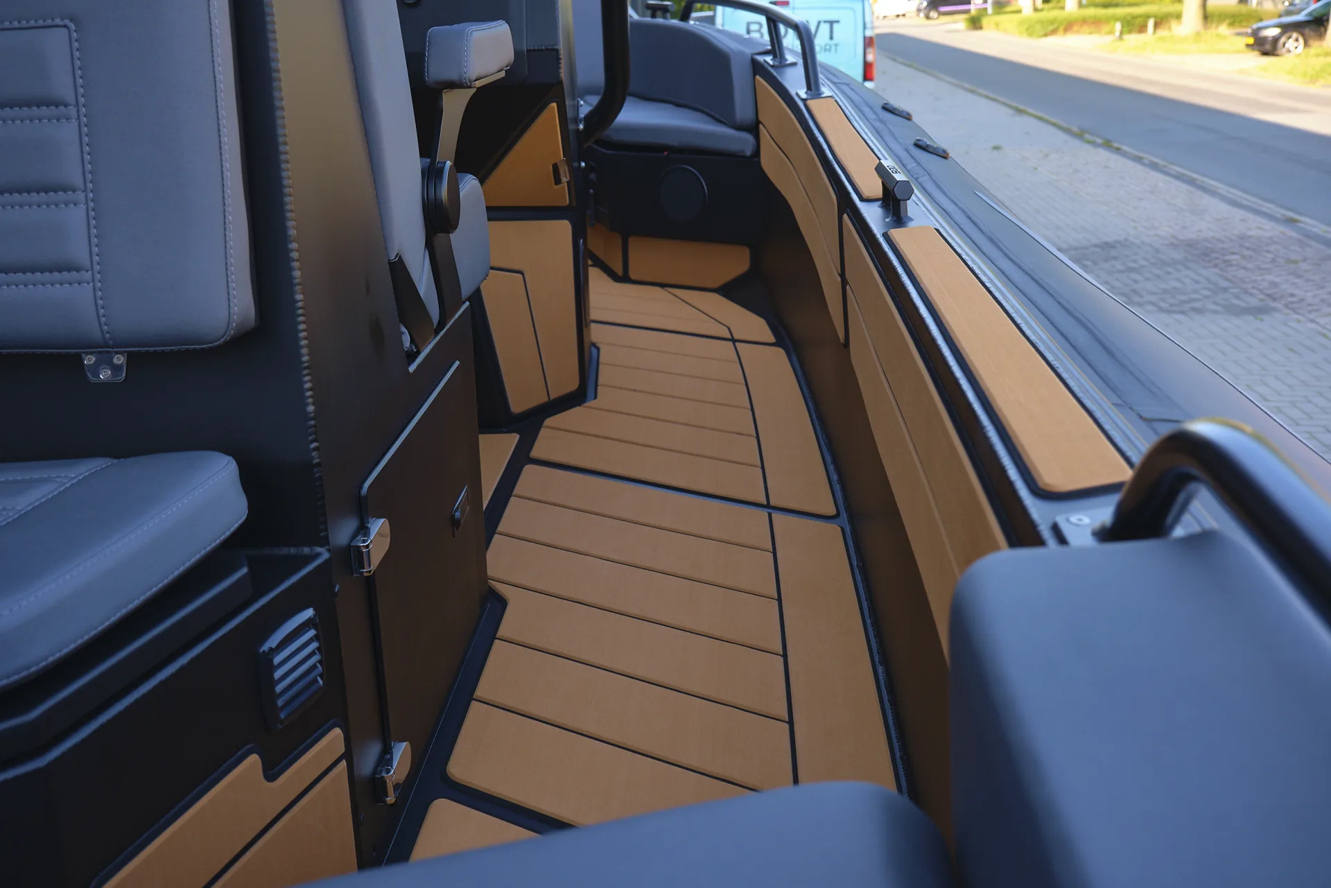 AQUASPIRIT S700 luxe high-performance aluminium RIB/rubberboot van 7 meter met maximaal 300 pk en innovatieve opties zoals D-tubes, te koop bij BOWT Watersport