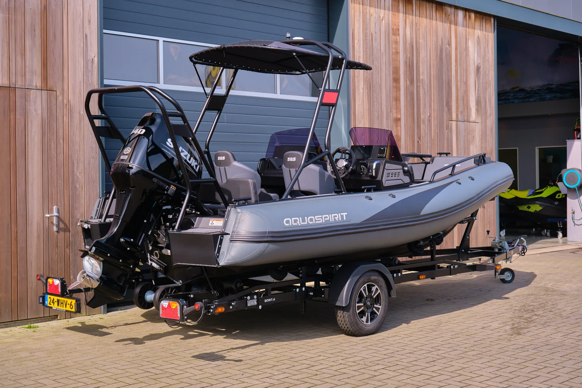 AQUASPIRIT S585 DC (Dual Console) luxe aluminium RIB met veel ruimte dankzij D-tubes geschikt voor 8 personen en maximaal 150 pk buitenboordmotor. Snelle rubberboot en RIB.
