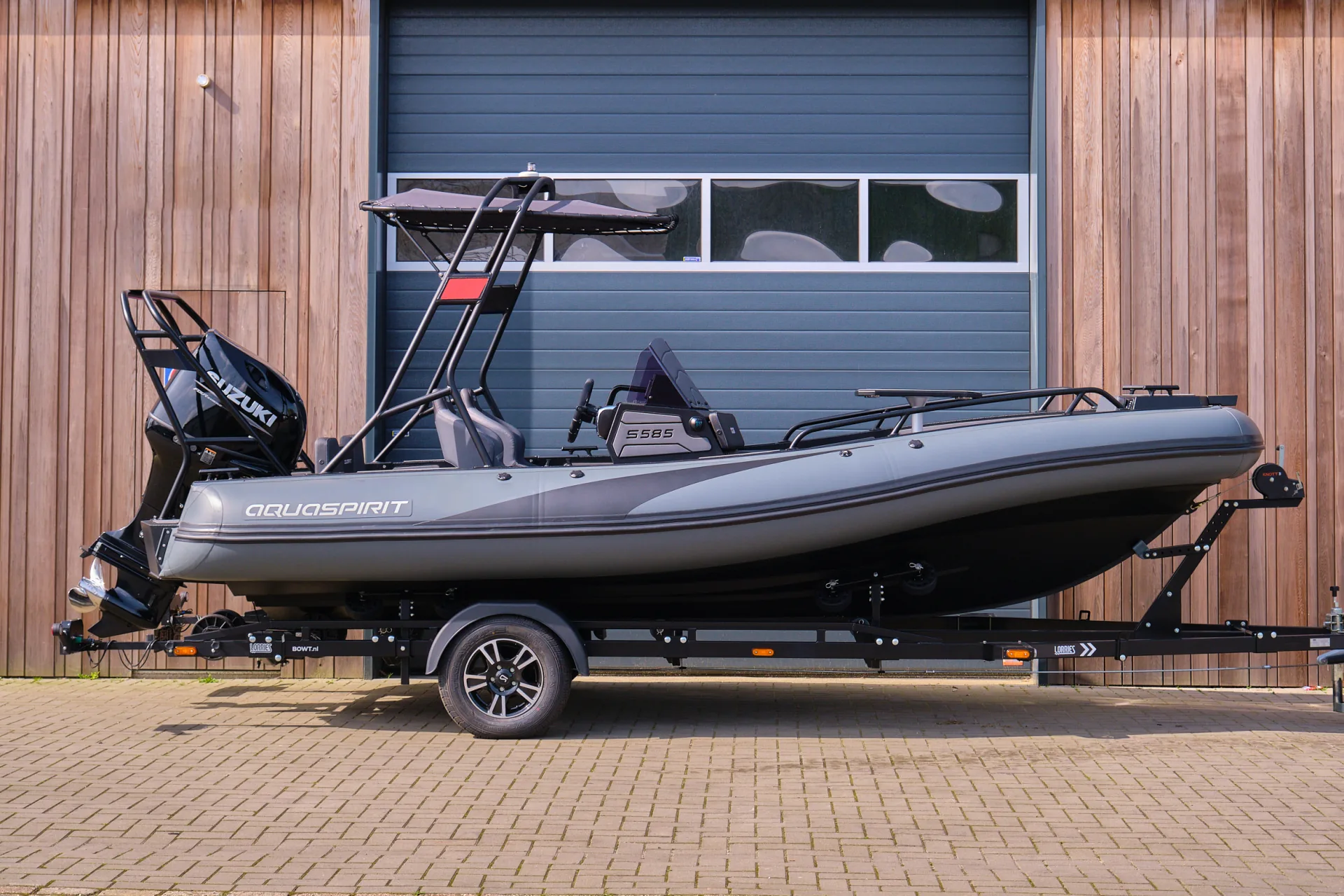 AQUASPIRIT S585 DC (Dual Console) luxe aluminium RIB met veel ruimte dankzij D-tubes geschikt voor 8 personen en maximaal 150 pk buitenboordmotor. Snelle rubberboot en RIB.