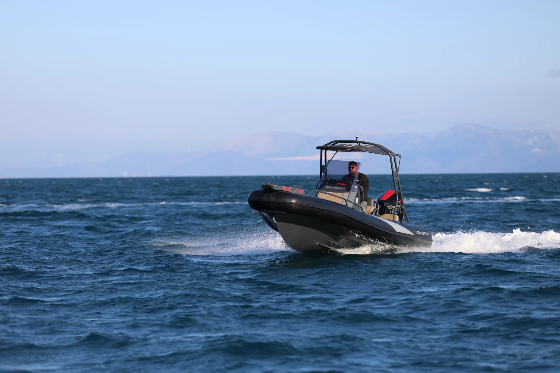 AQUASPIRIT S585 CC (Center Console) luxe aluminium RIB/rubberboot met D-tubes voor enorm veel ruimte, maximaal 150 pk, te koop bij BOWT Watersport. 