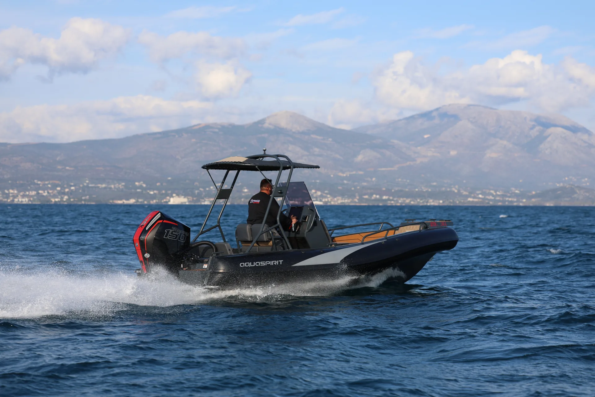 AQUASPIRIT S585 CC (Center Console) luxe aluminium RIB/rubberboot met D-tubes voor enorm veel ruimte, maximaal 150 pk, te koop bij BOWT Watersport. 