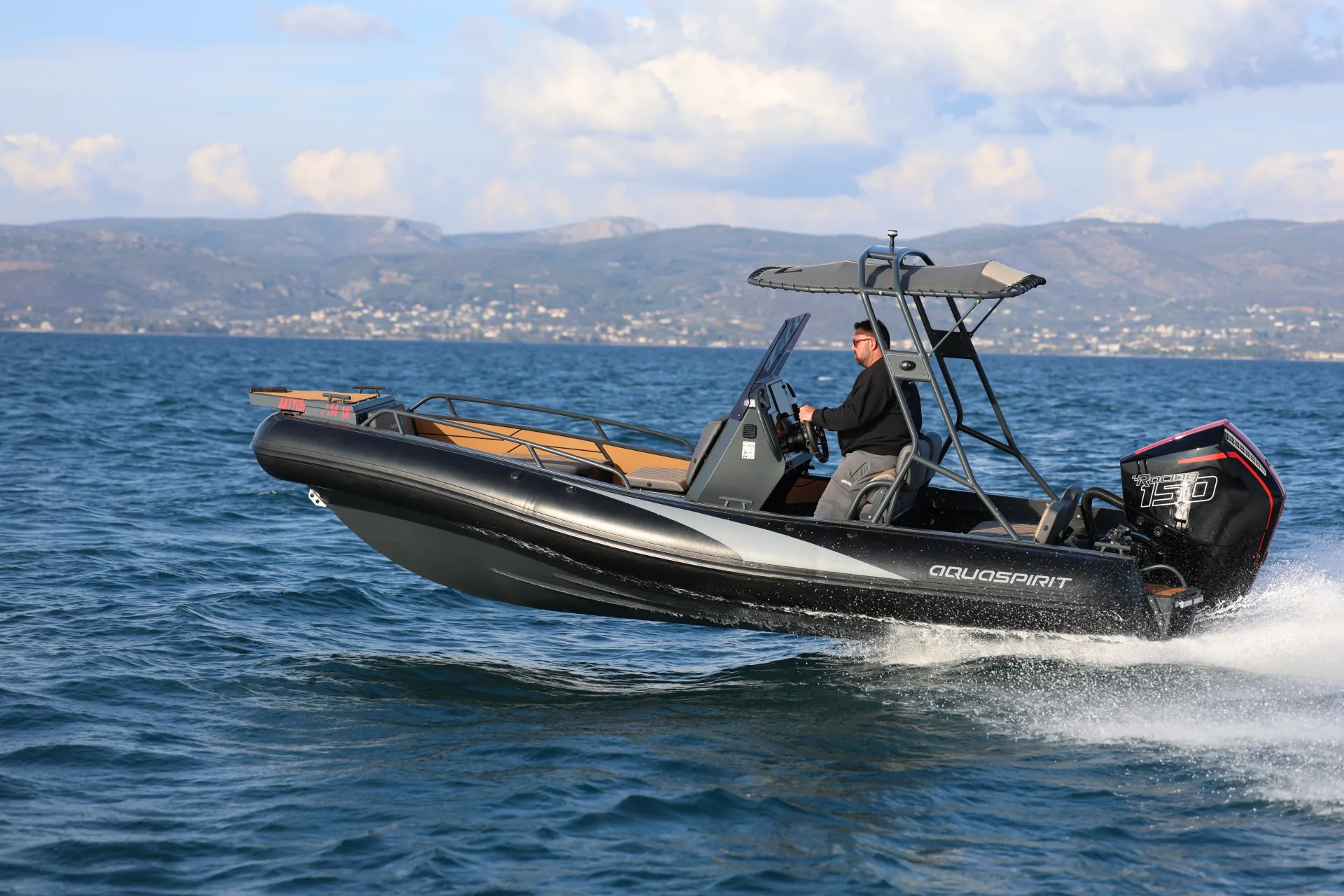 AQUASPIRIT S585 CC (Center Console) luxe aluminium RIB/rubberboot met D-tubes voor enorm veel ruimte, maximaal 150 pk, te koop bij BOWT Watersport. 