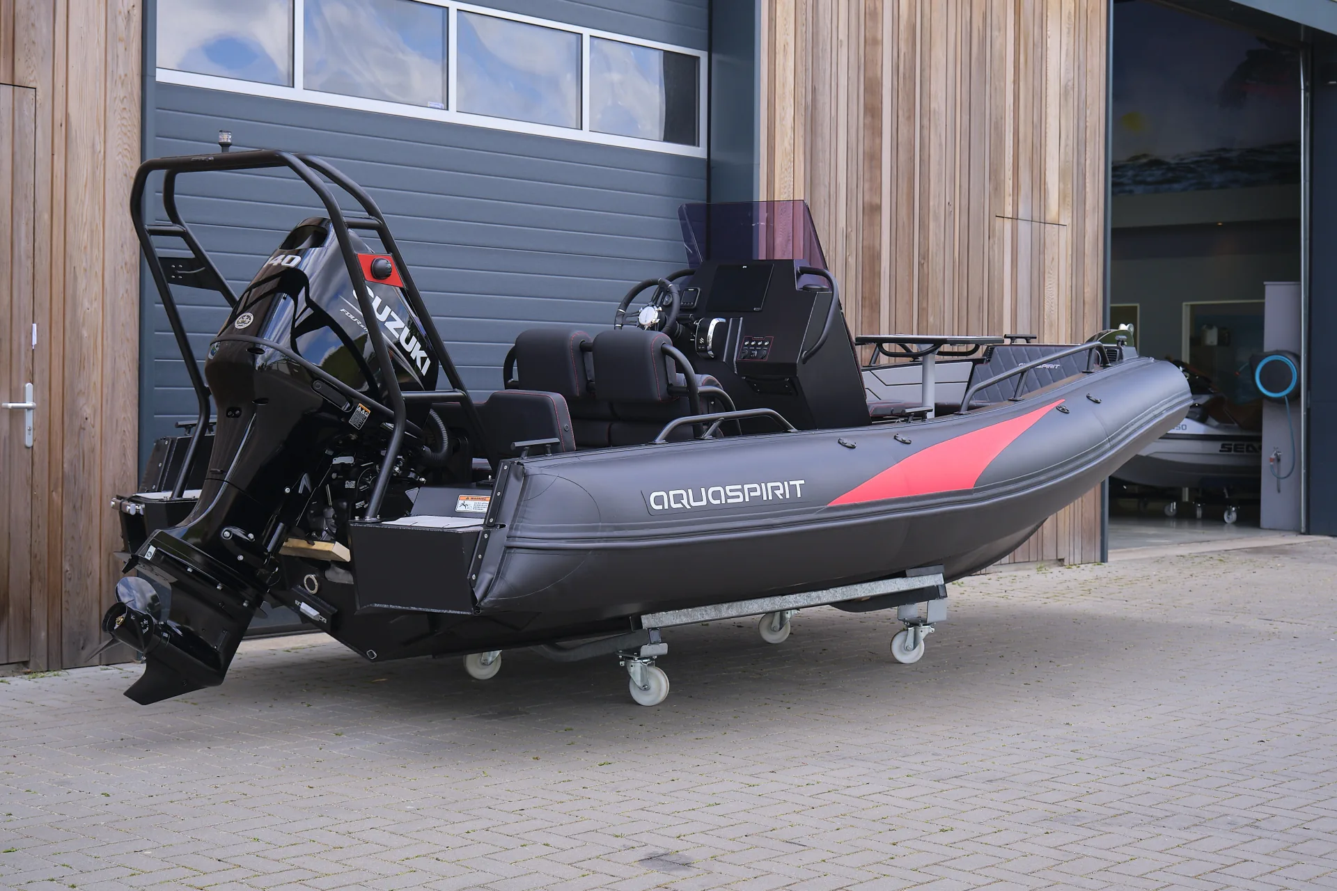 AQUASPIRIT S585 CC (Center Console) luxe aluminium RIB/rubberboot met D-tubes voor enorm veel ruimte, maximaal 150 pk, te koop bij BOWT Watersport. 