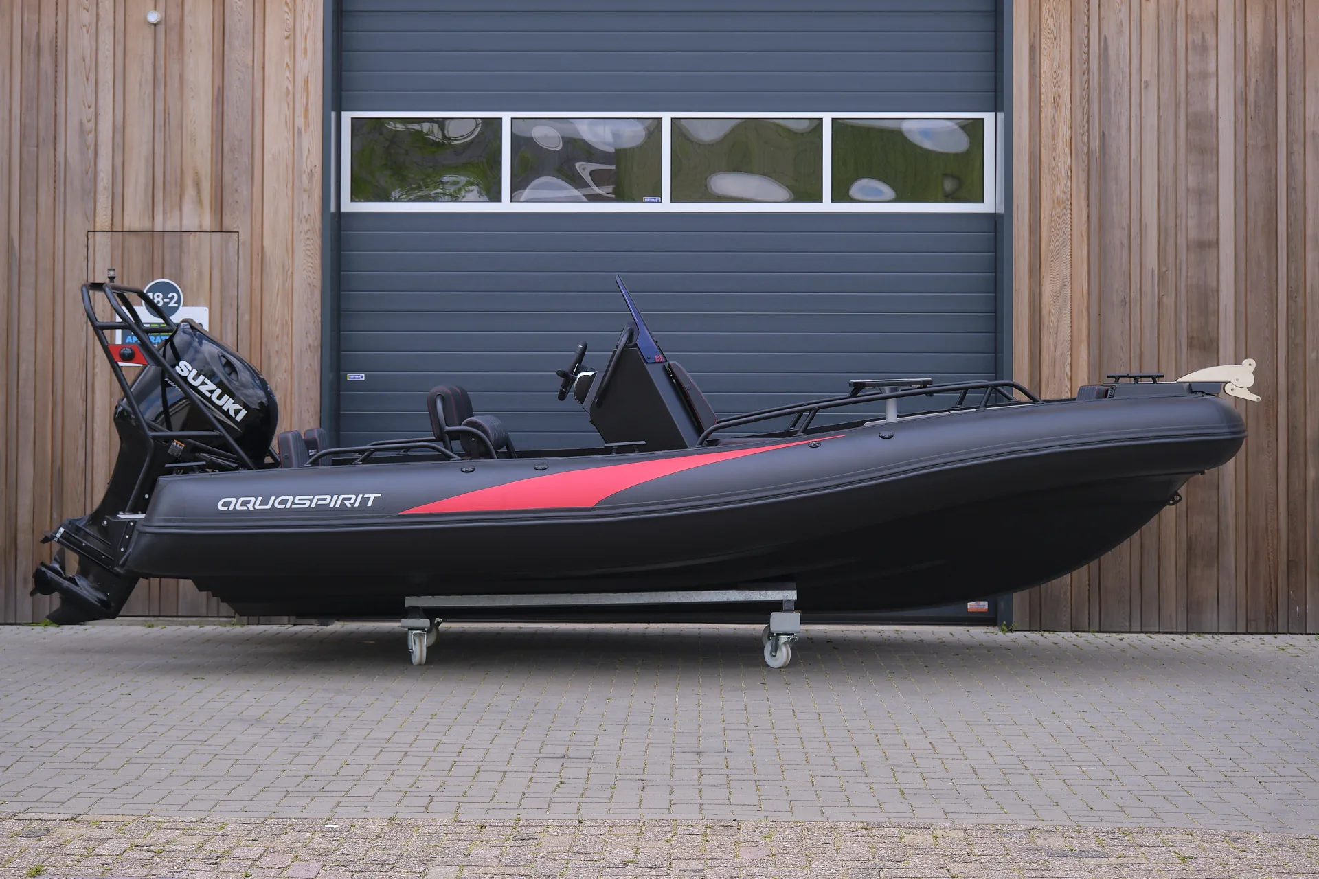 AQUASPIRIT S585 CC (Center Console) luxe aluminium RIB/rubberboot met D-tubes voor enorm veel ruimte, maximaal 150 pk, te koop bij BOWT Watersport. 