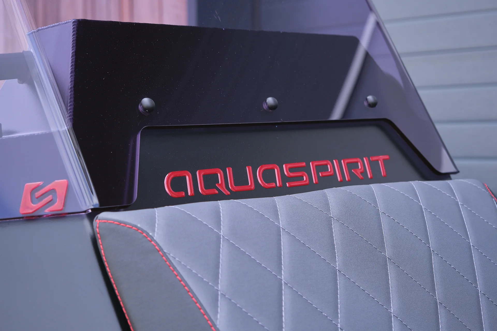 AQUASPIRIT S585 CC (Center Console) luxe aluminium RIB/rubberboot met D-tubes voor enorm veel ruimte, maximaal 150 pk, te koop bij BOWT Watersport. 