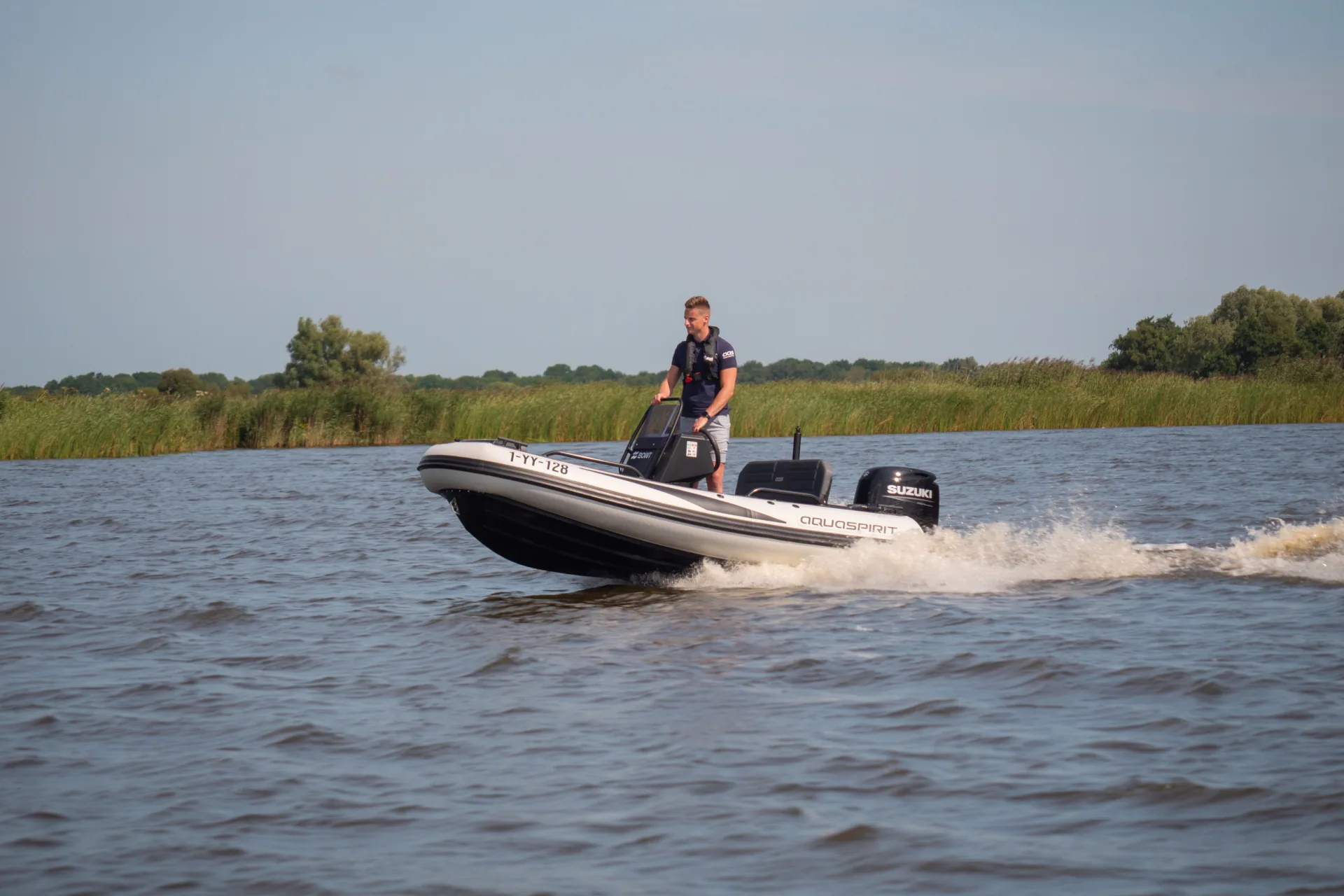 AQUASPIRIT S370 is een luxe aluminium tender RIB van 3,7 meter met D-tubes en daardoor verrassend veel ruimte, tot 60 pk vermogen, leuk als tender maar ook als speelboot