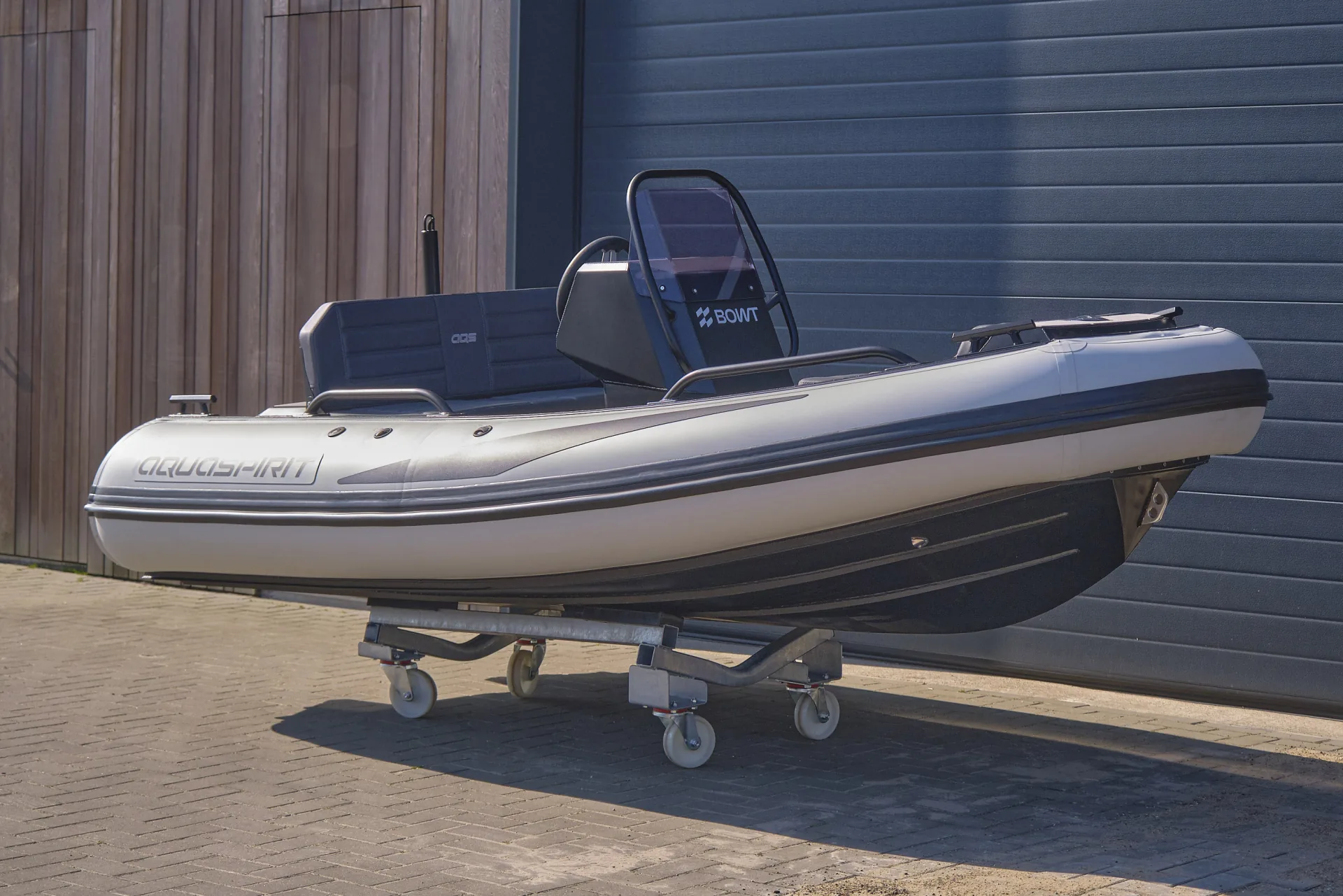 AQUASPIRIT S370 is een luxe aluminium tender RIB van 3,7 meter met D-tubes en daardoor verrassend veel ruimte, tot 60 pk vermogen, leuk als tender maar ook als speelboot