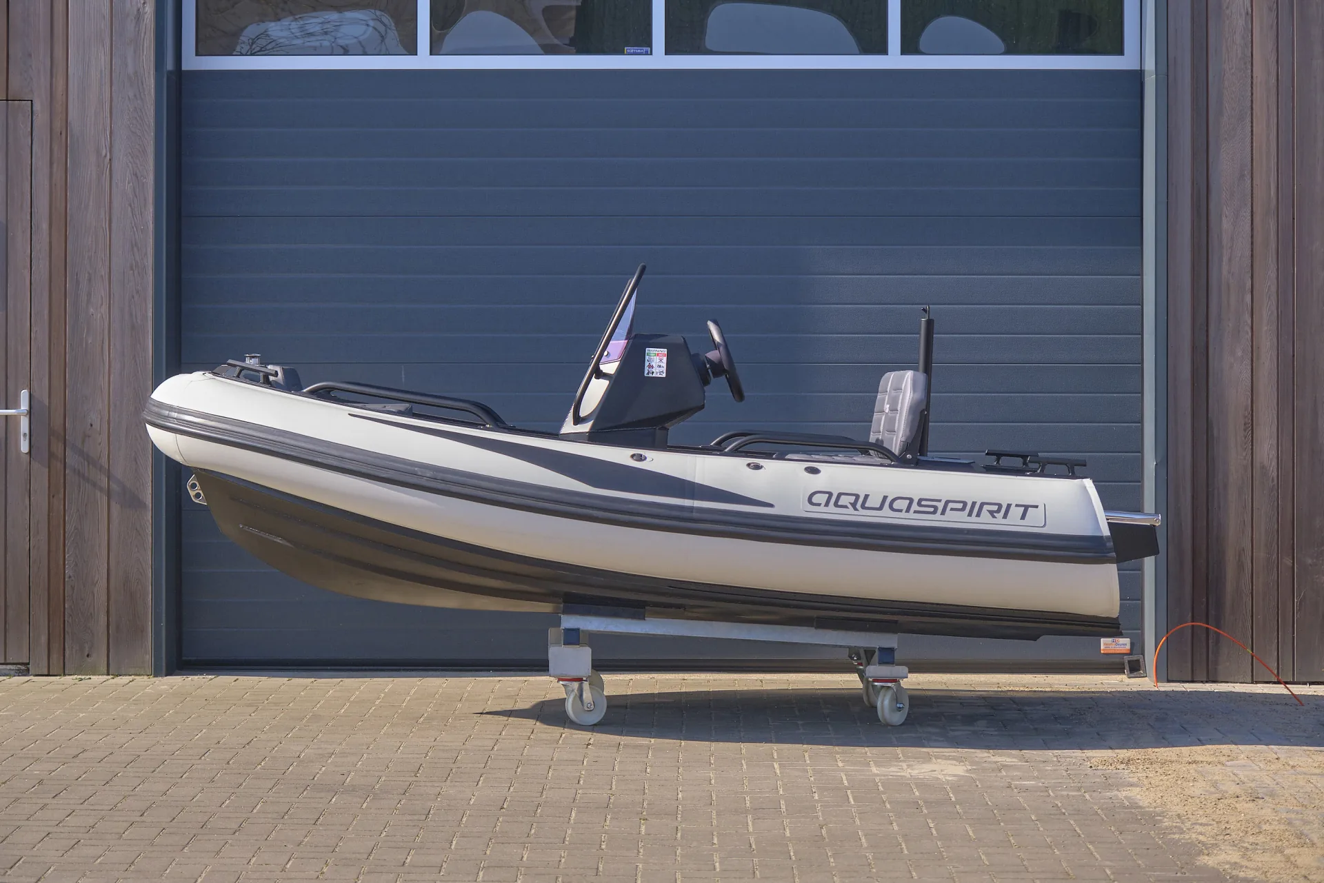 AQUASPIRIT S370 is een luxe aluminium tender RIB van 3,7 meter met D-tubes en daardoor verrassend veel ruimte, tot 60 pk vermogen, leuk als tender maar ook als speelboot