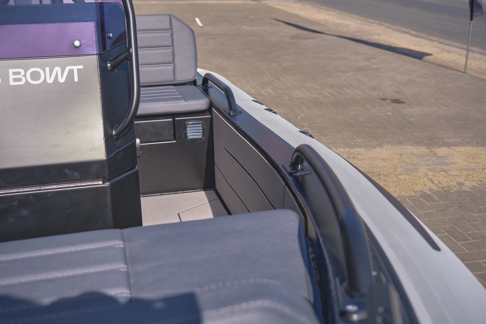 AQUASPIRIT S370 is een luxe aluminium tender RIB van 3,7 meter met D-tubes en daardoor verrassend veel ruimte, tot 60 pk vermogen, leuk als tender maar ook als speelboot