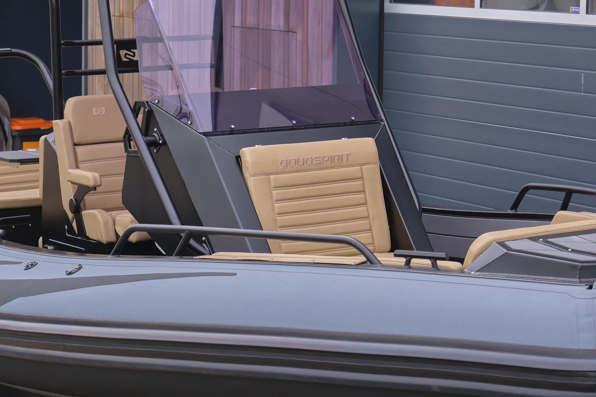 aquaspirits700-m300proxs-1AQUASPIRIT S700 aluminium RIB/rubberboot met 300pk Mercury V8, perfect voor watersporten. Te koop bij BOWT Watersport, de RIB specialist