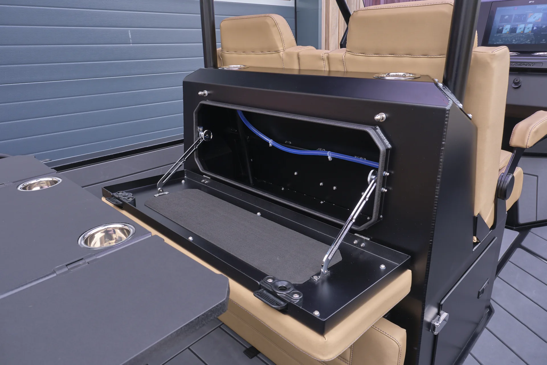 aquaspirits700-m300proxs-2AQUASPIRIT S700 aluminium RIB/rubberboot met 300pk Mercury V8, perfect voor watersporten. Te koop bij BOWT Watersport, de RIB specialistaAQUASPIRIT S700 aluminium RIB/rubberboot met 300pk Mercury V8, perfect voor watersporten. Te 