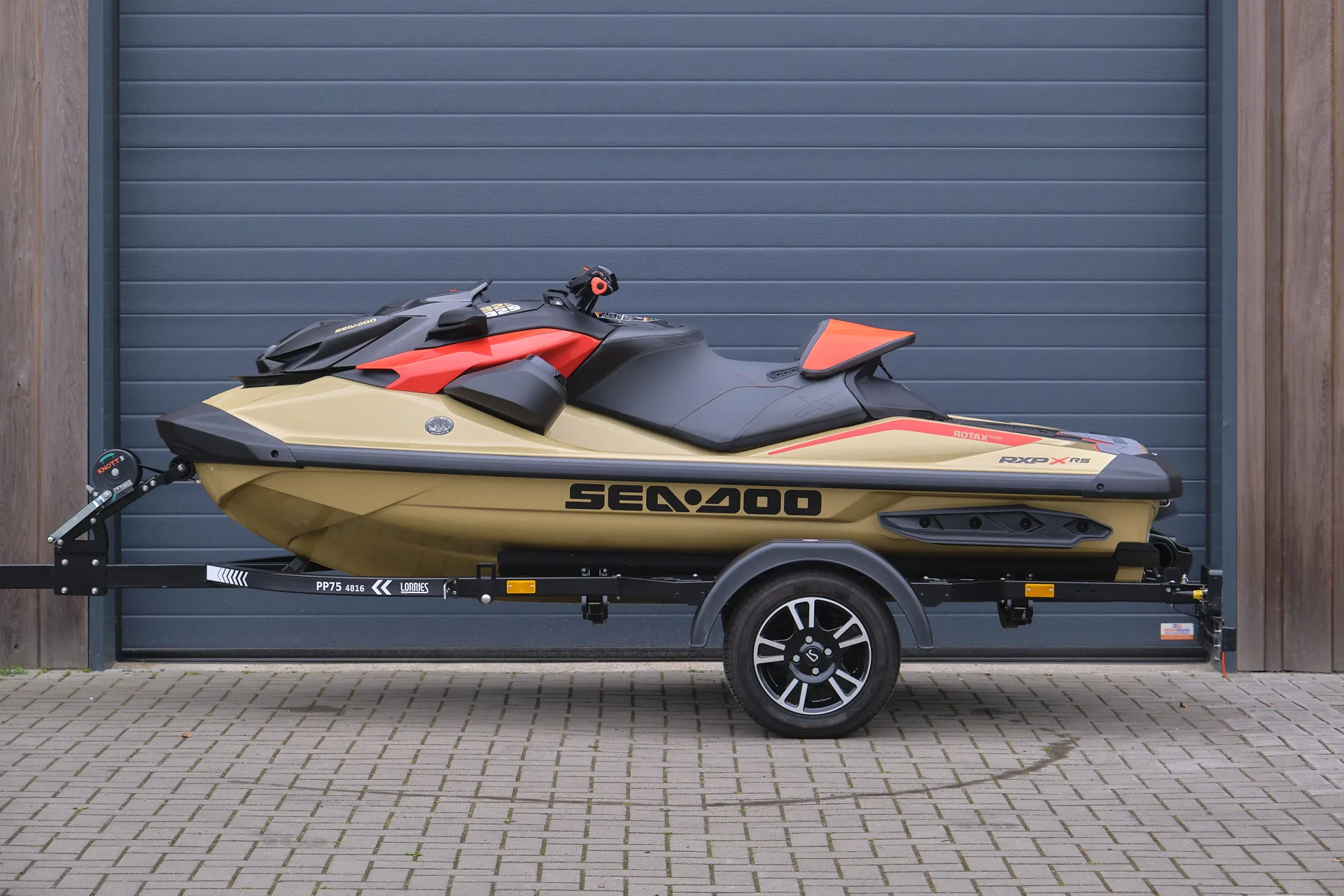 Sea-Doo RXP-X RS 325 (Metallic Tan) waterscooter te koop bij BOWT Watersport, officieel Sea-Doo dealer