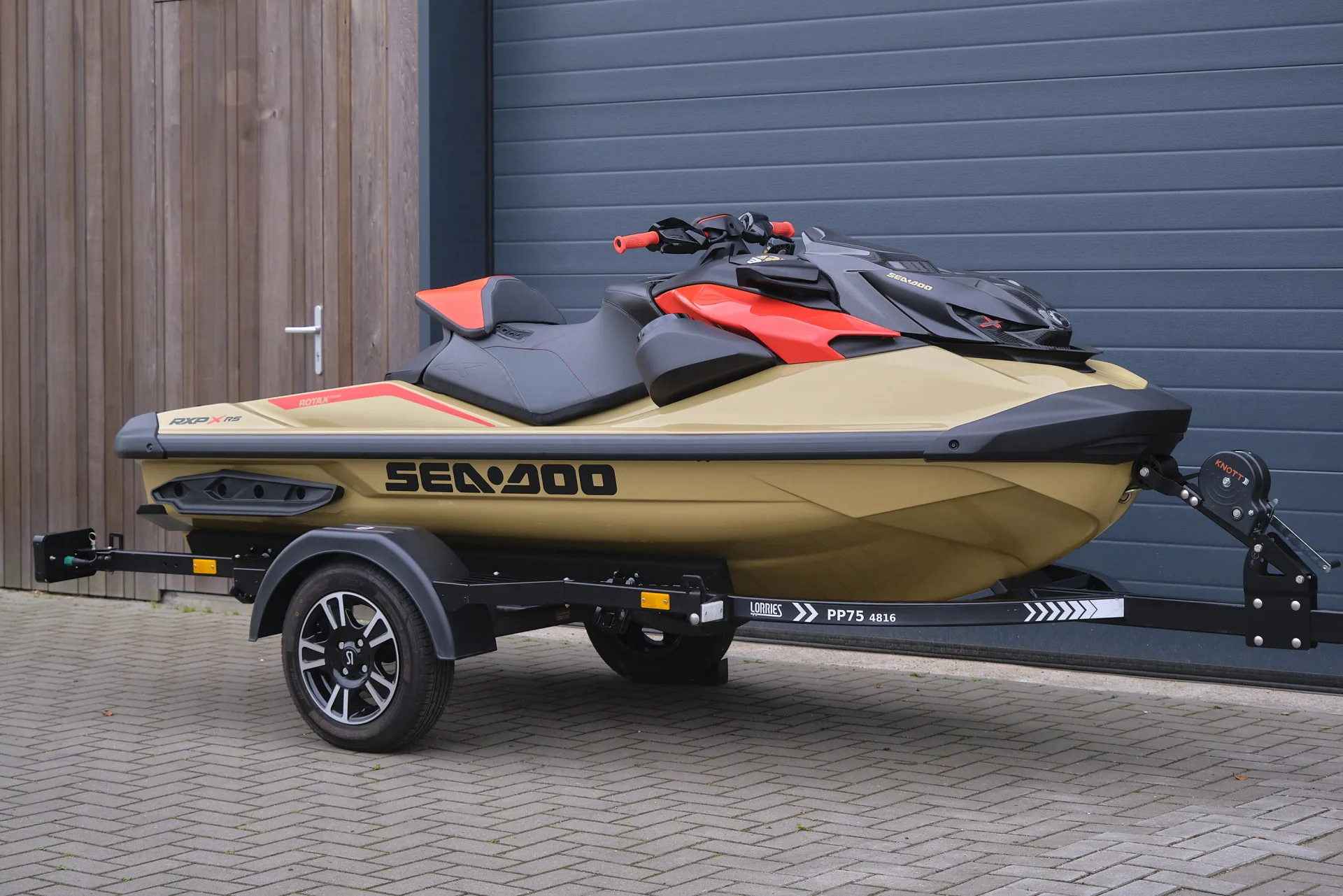 Sea-Doo RXP-X RS 325 (Metallic Tan) waterscooter te koop bij BOWT Watersport, officieel Sea-Doo dealer