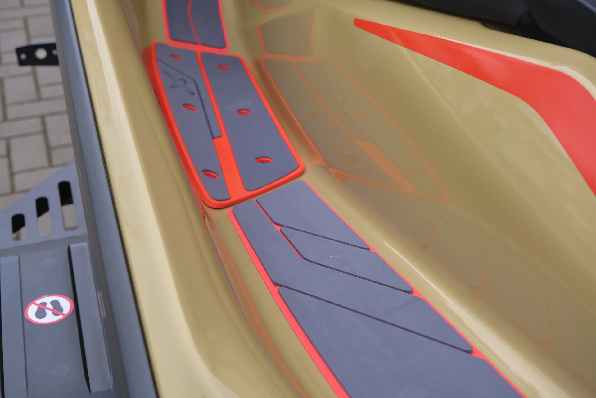 Sea-Doo RXP-X RS 325 (Metallic Tan) waterscooter te koop bij BOWT Watersport, officieel Sea-Doo dealer