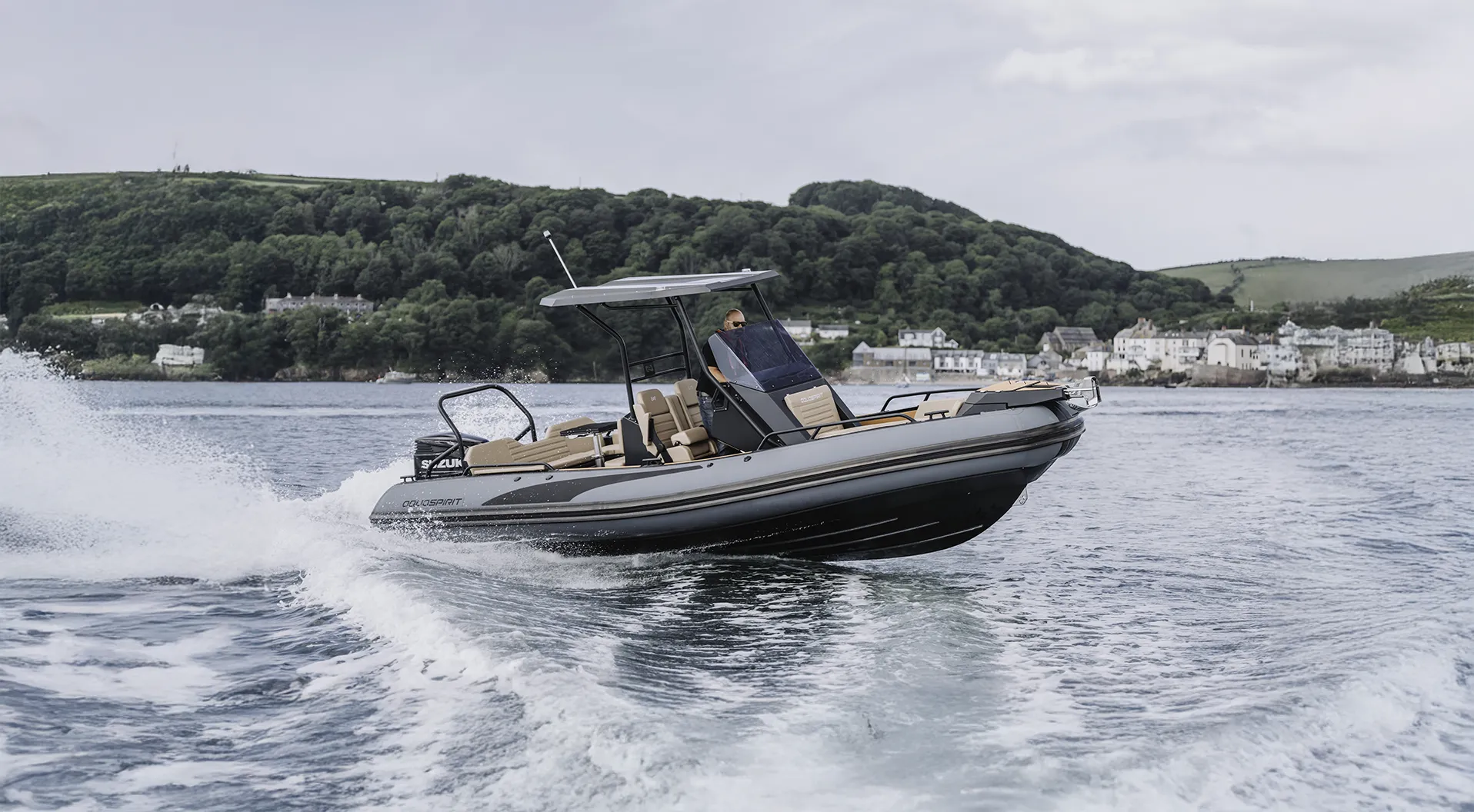 AQUASPIRIT S700 aluminium RIB/rubberboot varend op water met Suzuki 300pk buitenboordmotor