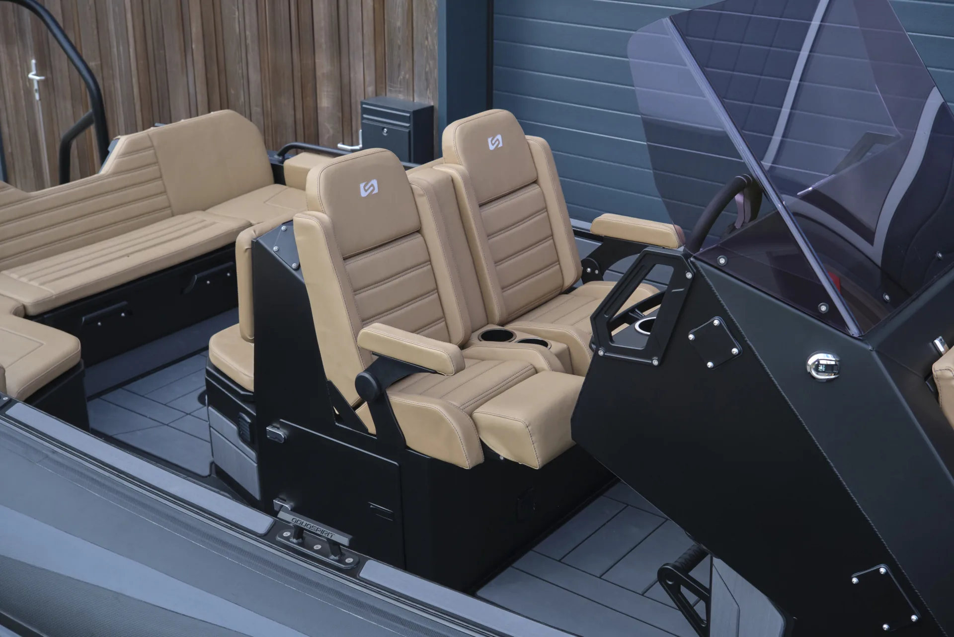 AQUASPIRIT S700 aluminium RIB met veel comfort voor de bestuurder en passagiers