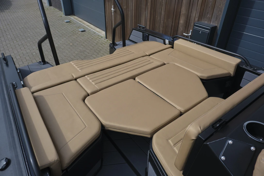 Zonnedek in een AQUASPIRIT S700 aluminium RIB