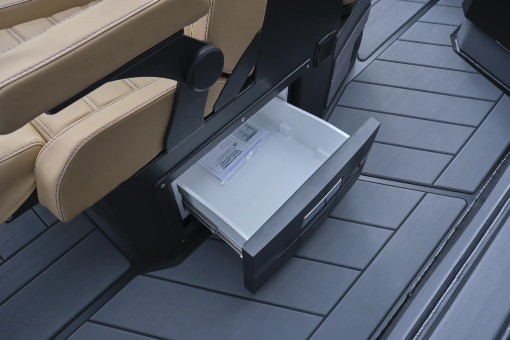 Koelkastlade op een AQUASPIRIT S700 aluminium rubberboot voor veel comfort en luxe