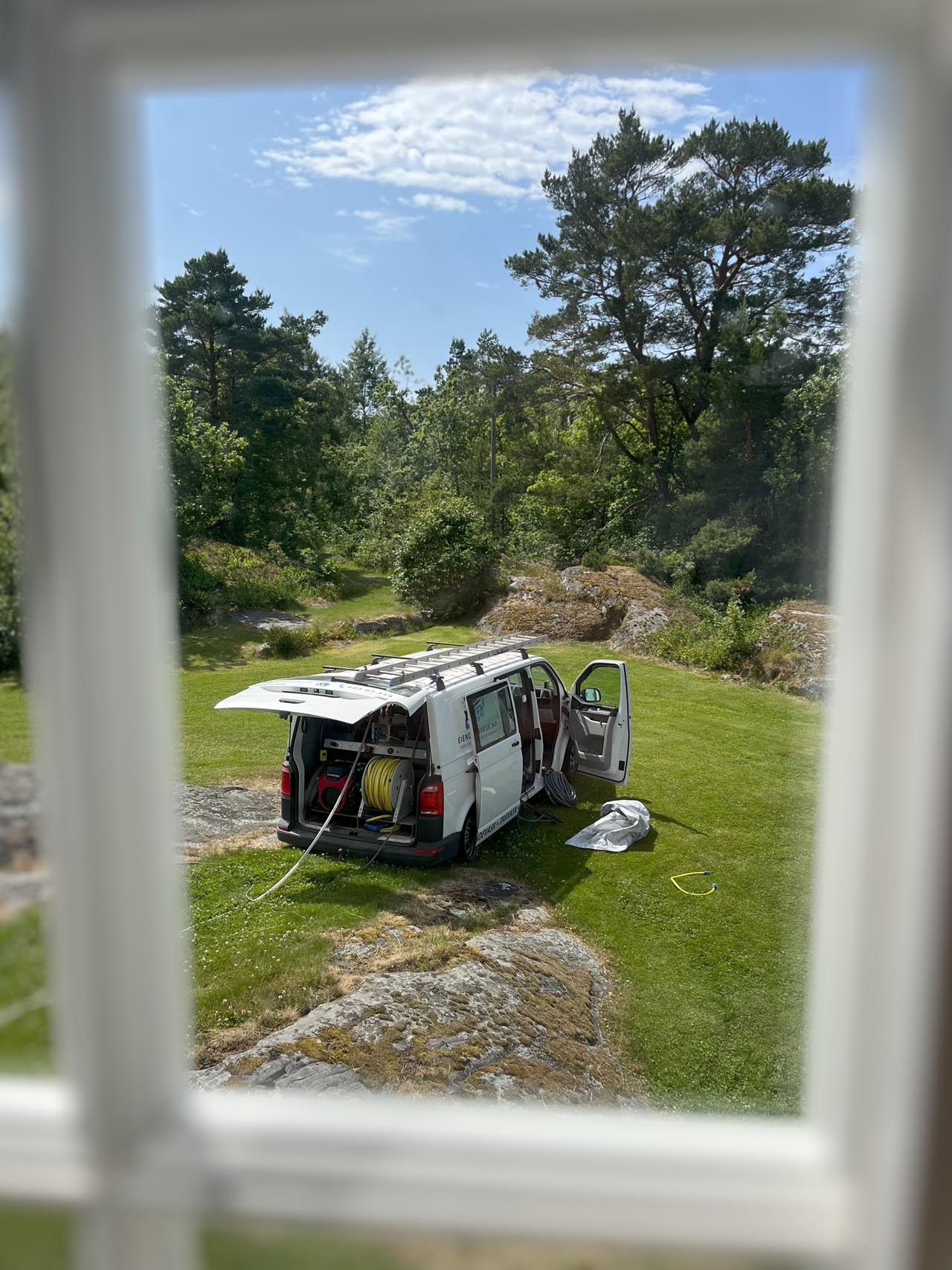 firmabilen til eiendomsvask AS med masse utstyr