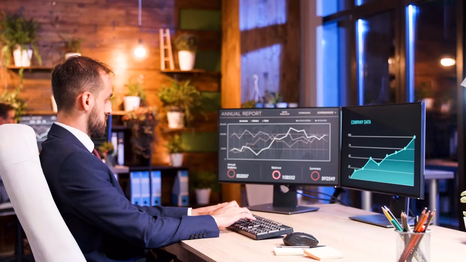 man in a suit trading - Best Forex Trading Apps for Beginners