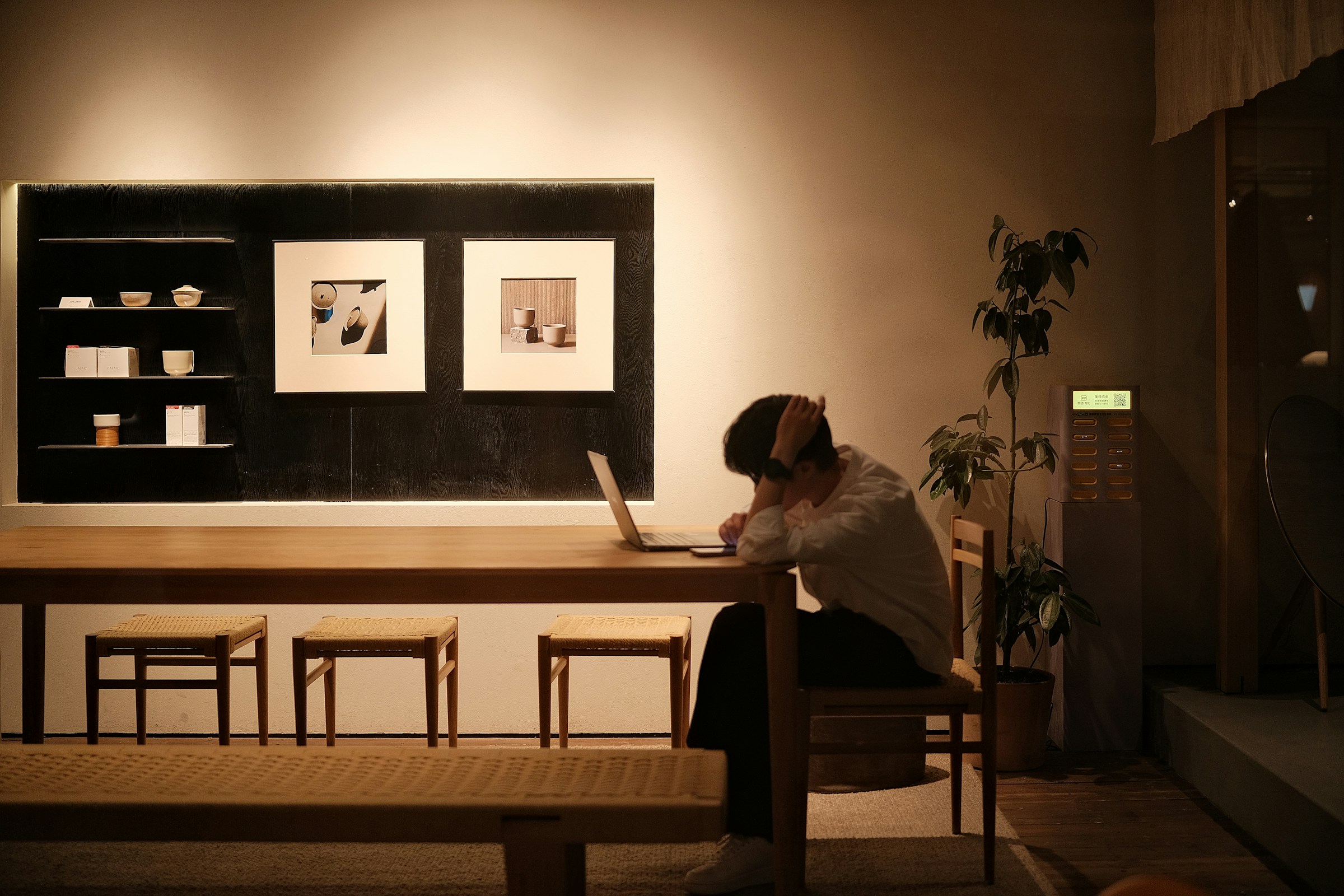 man thinking - Best Forex Broker for Small Accounts