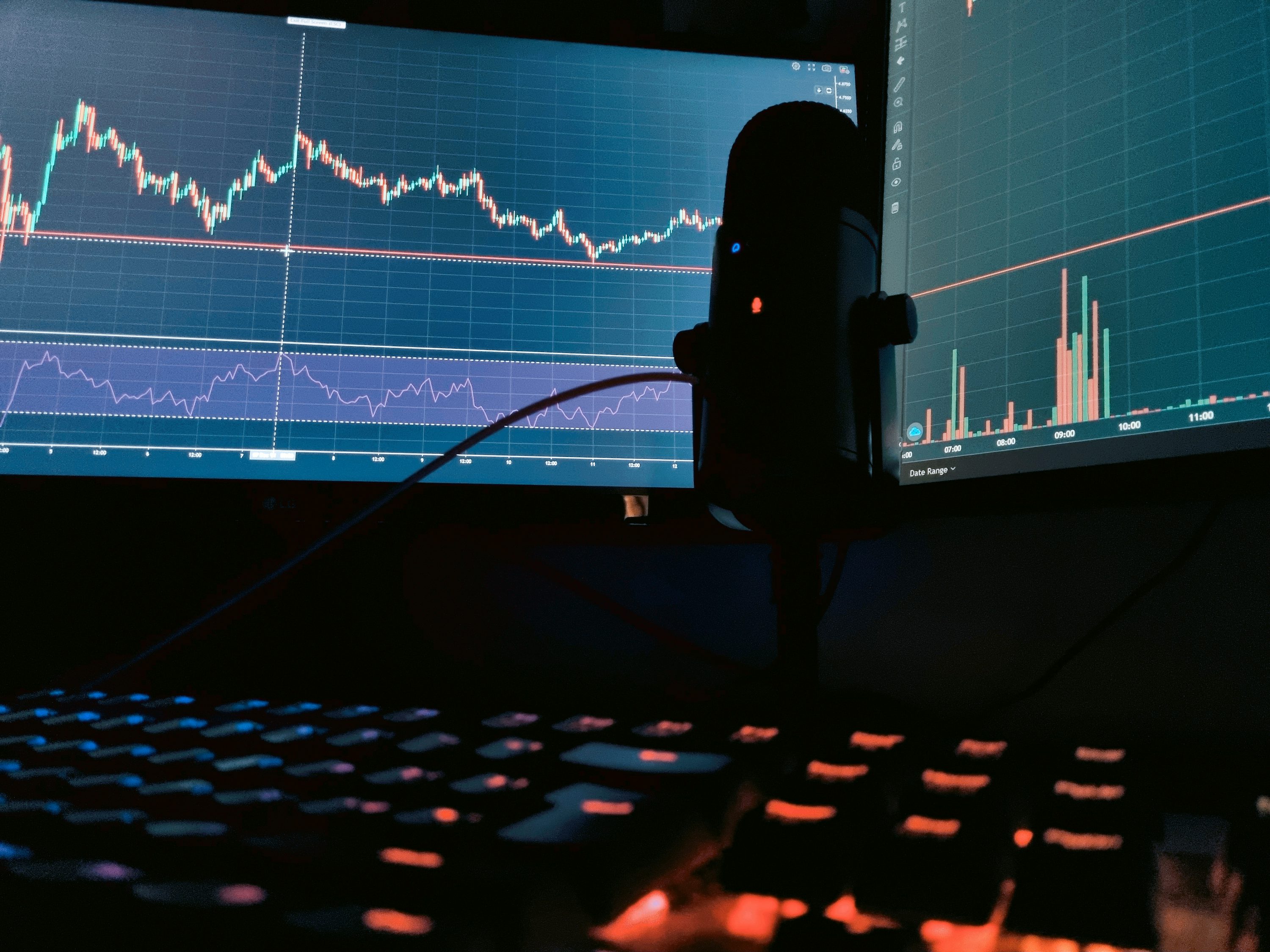 a computer monitor with a keyboard and mouse - How to Profit From CFD Trading