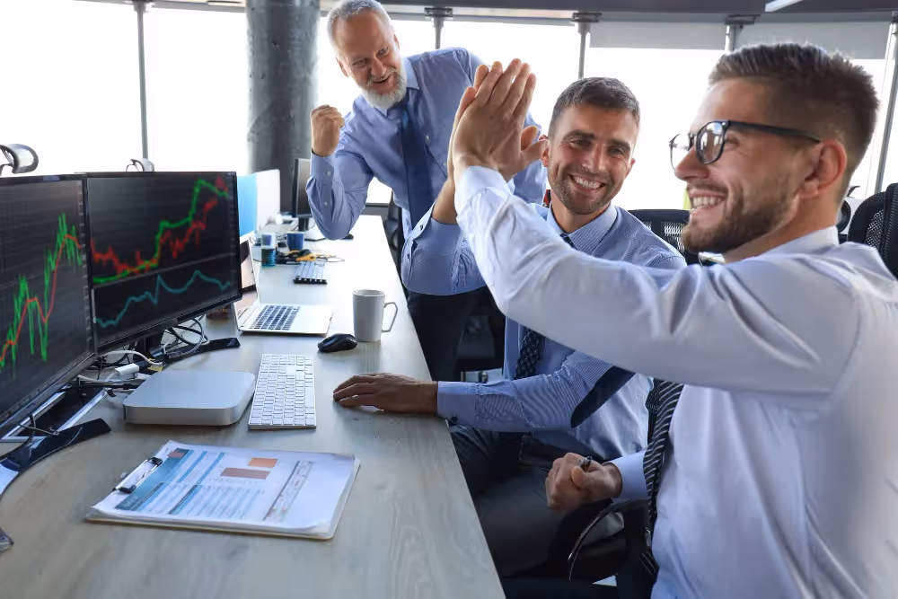 employees looking happy - Best Time of Day to Trade Stocks