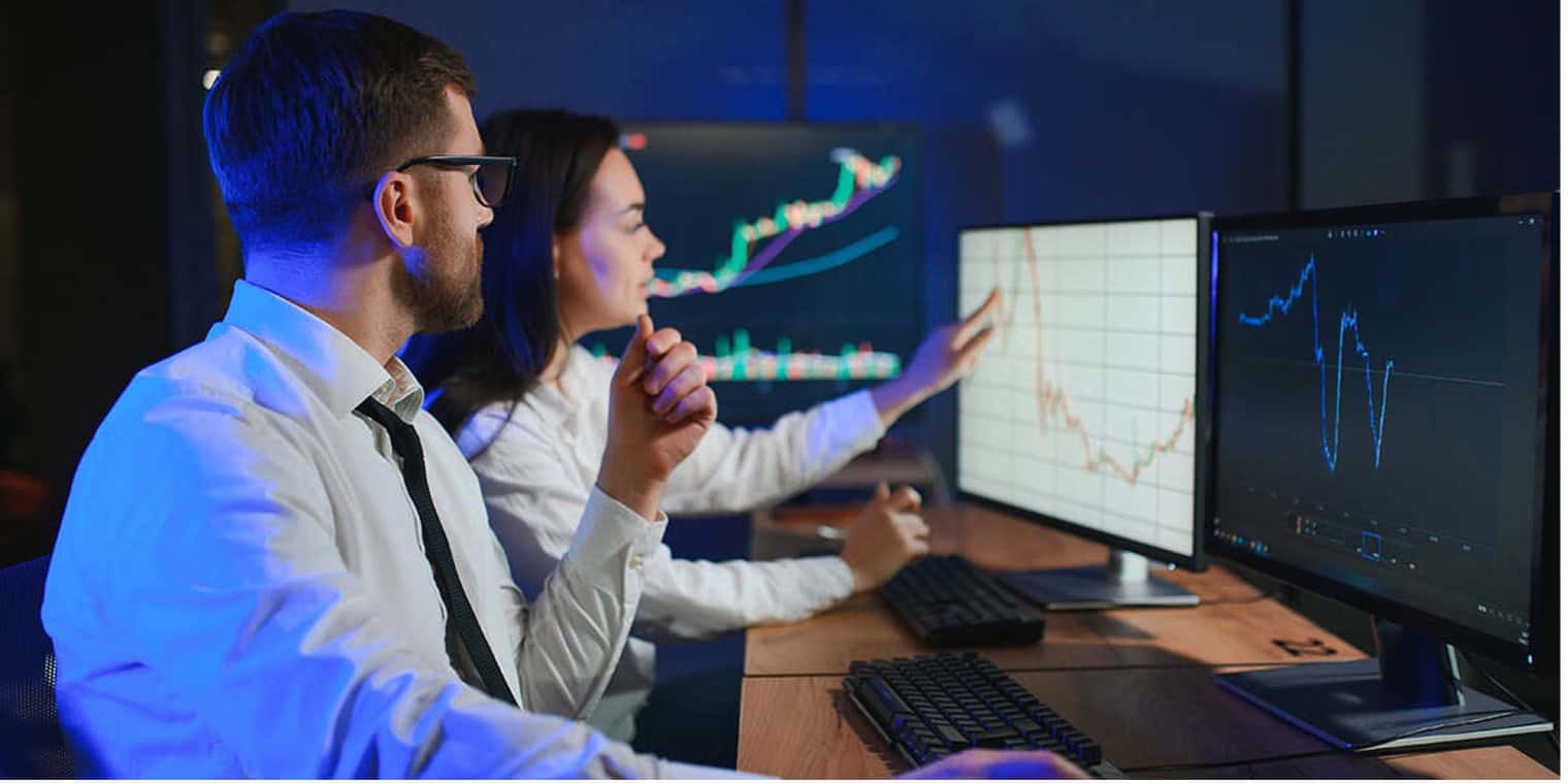 traders having a discussion - Day Trading Indices