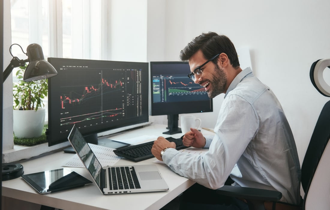 a trader smling - Asset class correlation