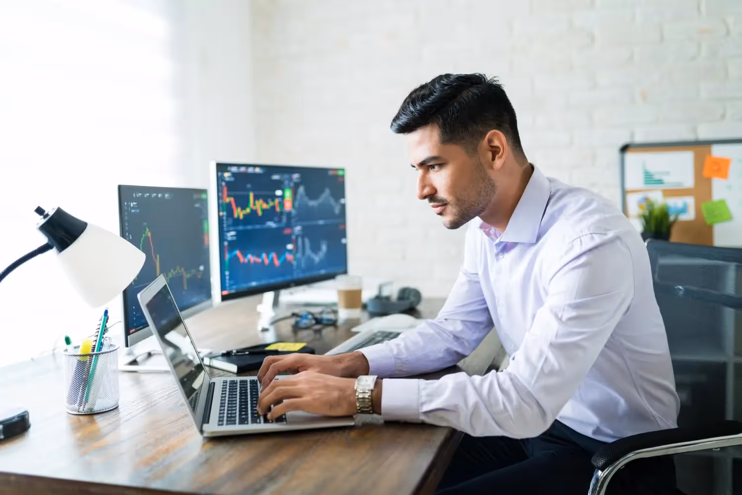 man trading on a laptop - Gap Fill Strategy