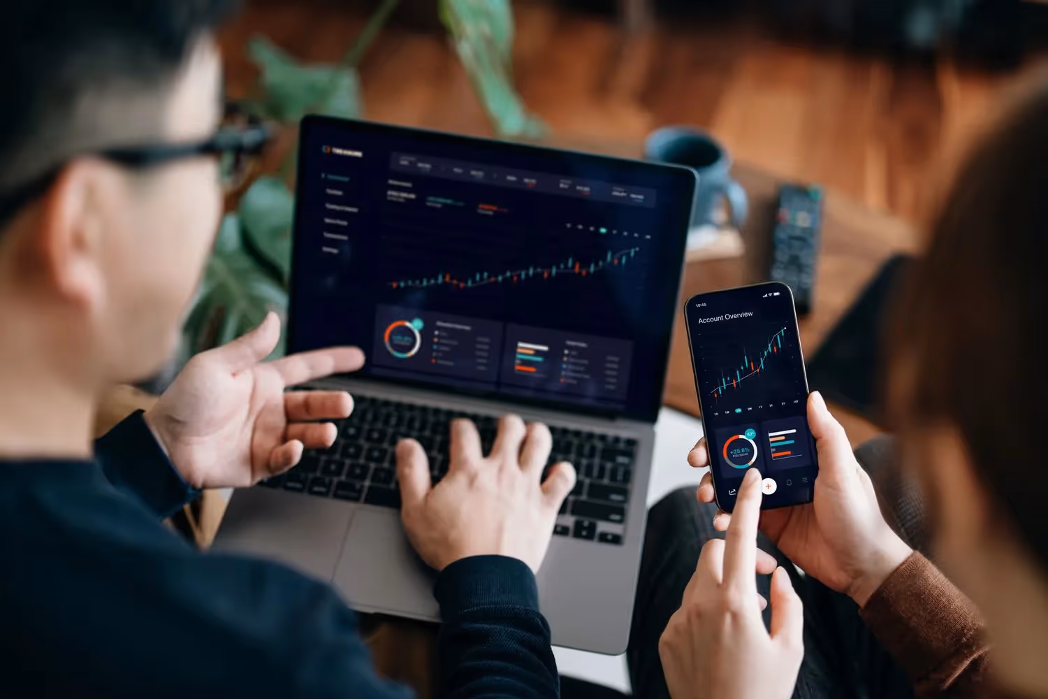people trading on a laptop - Gap Fill Strategy