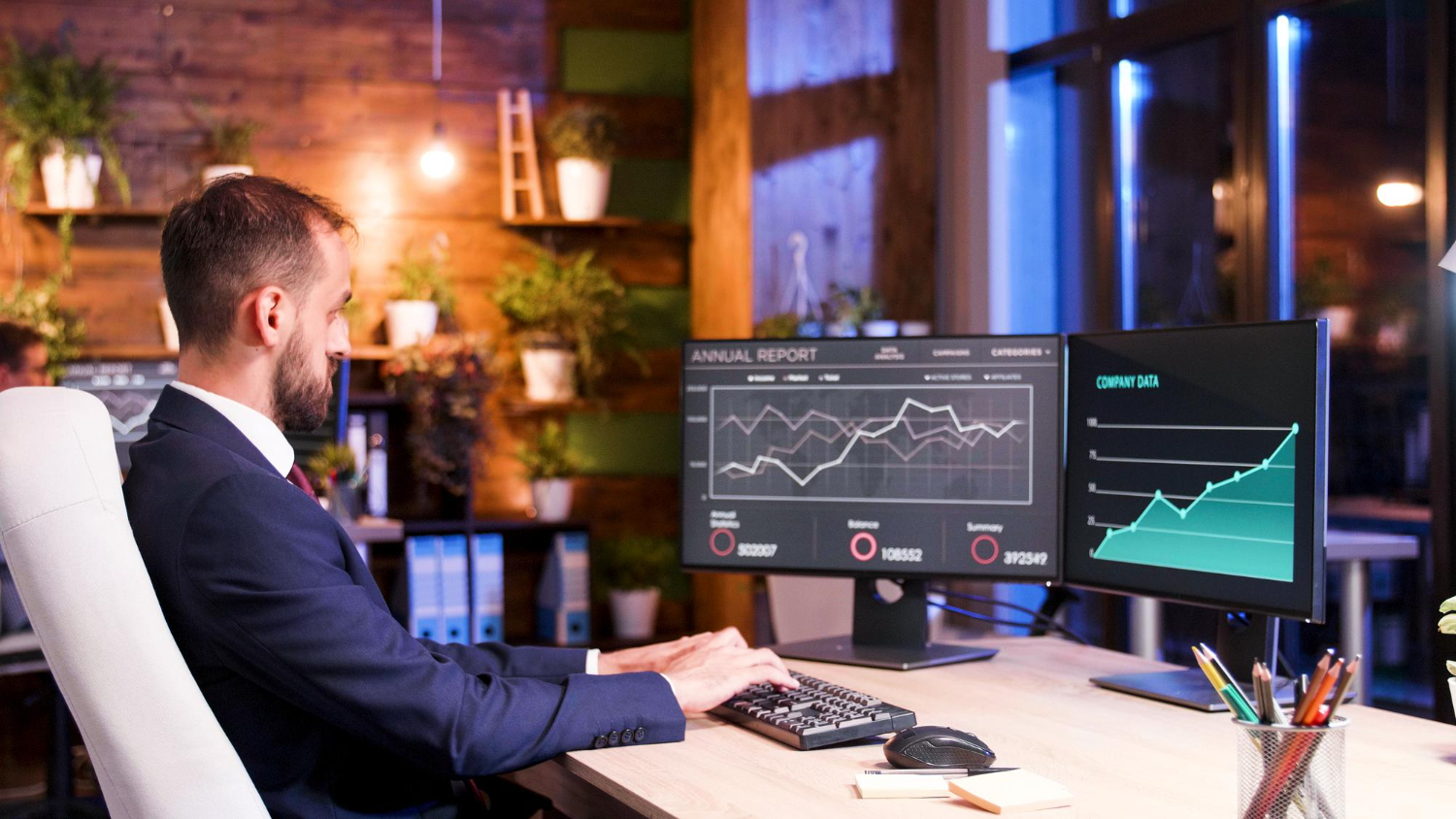 man trading - Dow Jones Index vs S&P 500