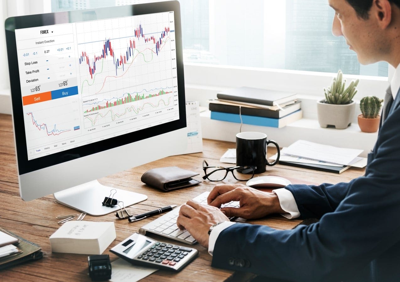 man trading - Forex Hedging Strategies