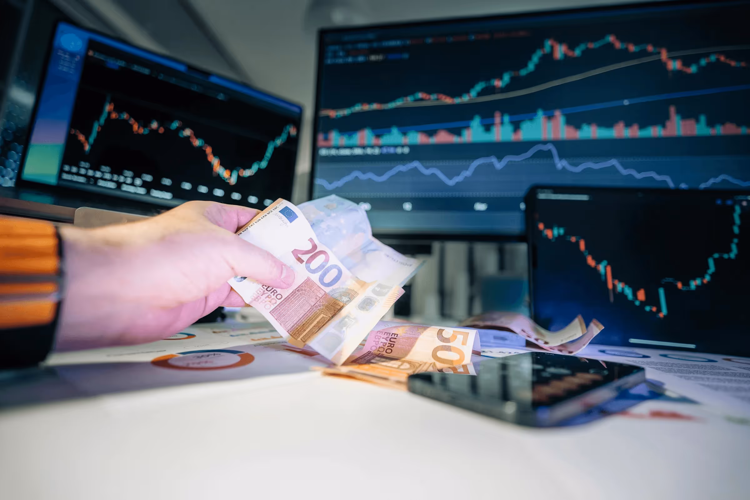 Man showing earning from trading - Best Time to Trade USDJPY