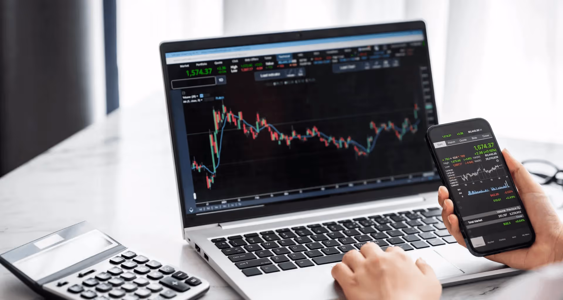 Analyzing financial market on multiple devices - Forex Currency Trading
