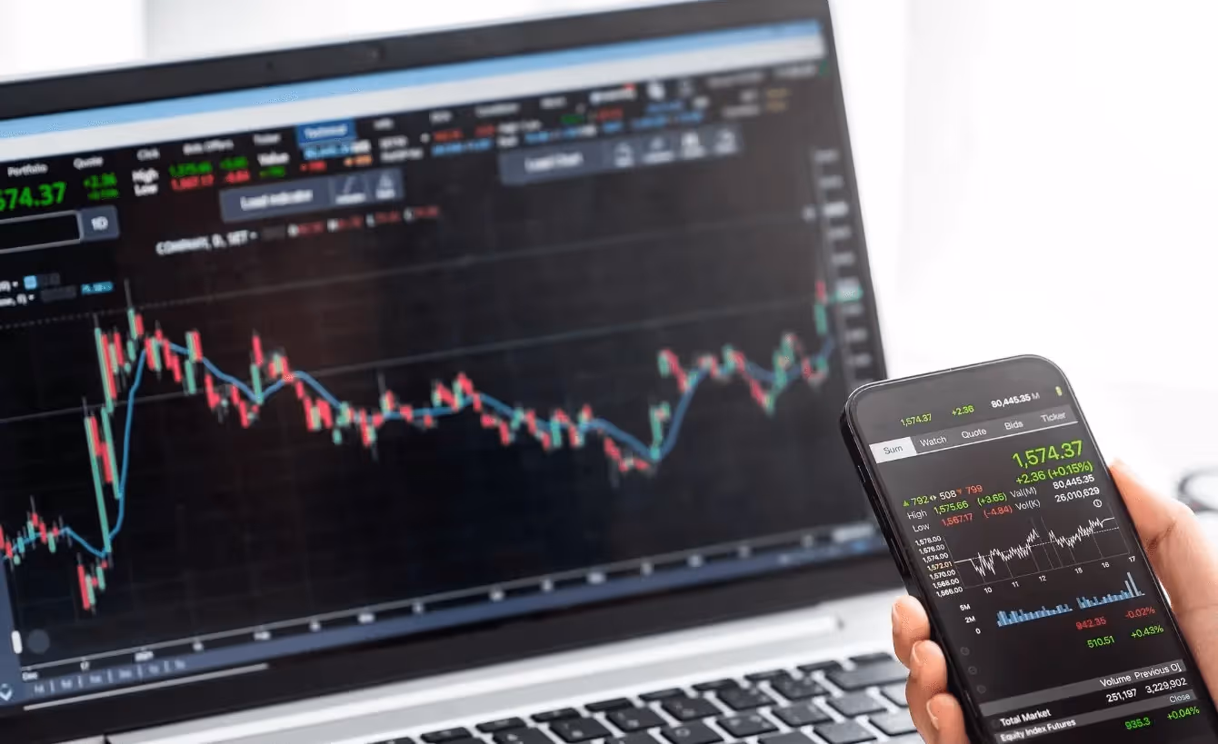  Trading data across multiple digital screens -  Best Long Term Trading Strategy