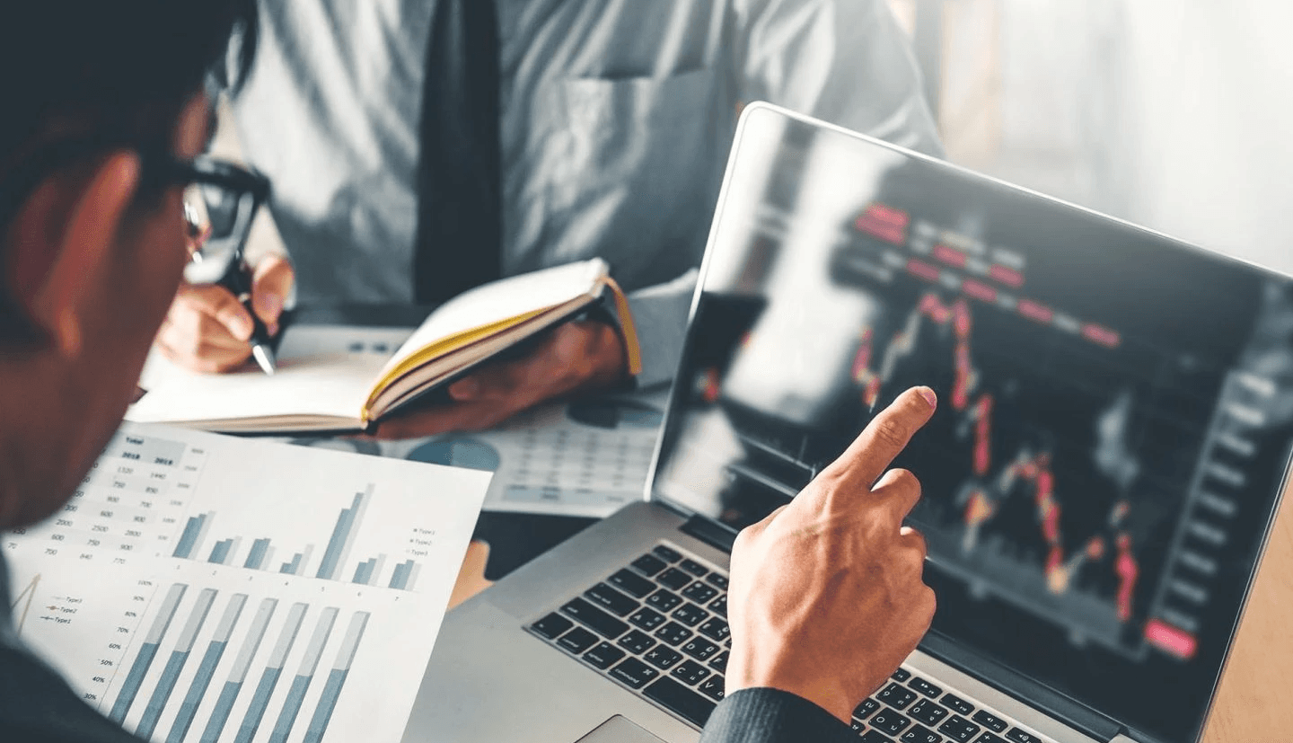 Person pointing finger at laptop screen - How to Evaluate Investment Opportunities