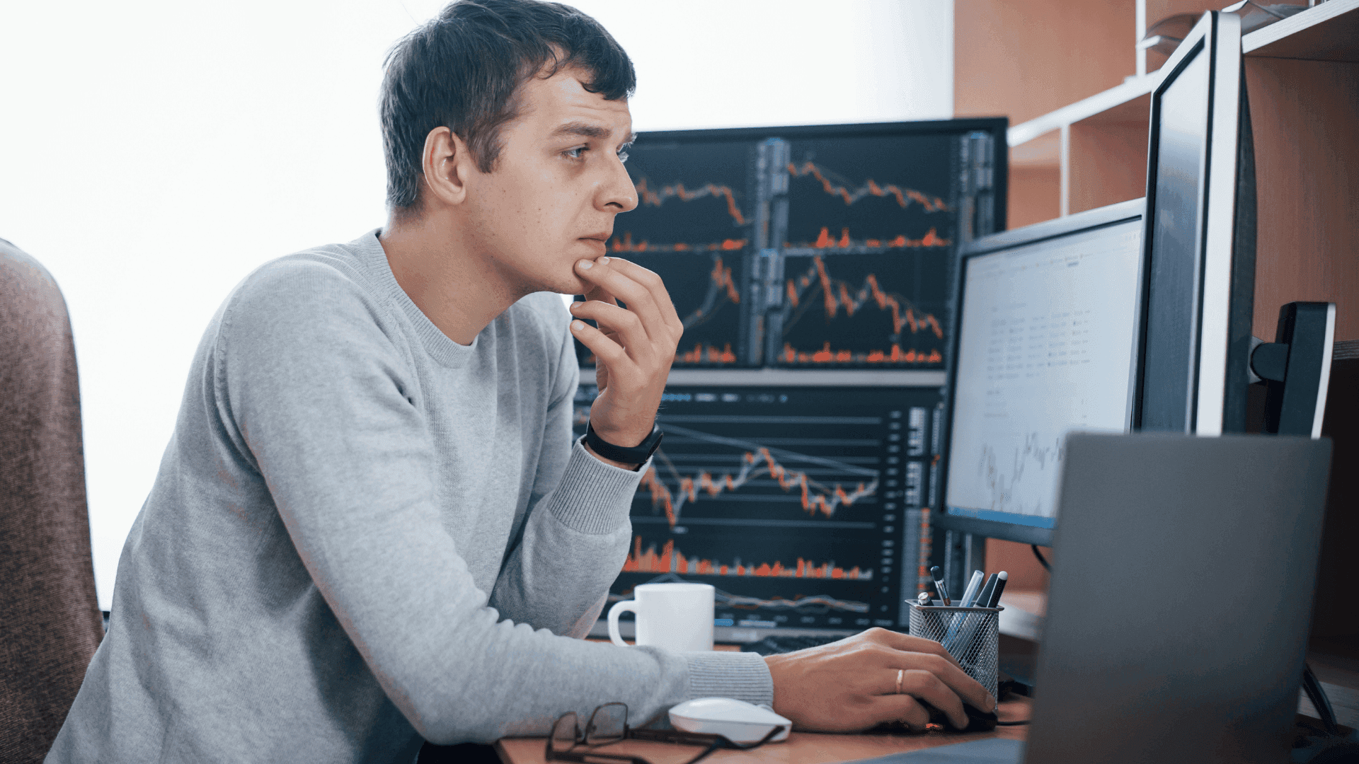 Man multiple market monitors - Compound Trading