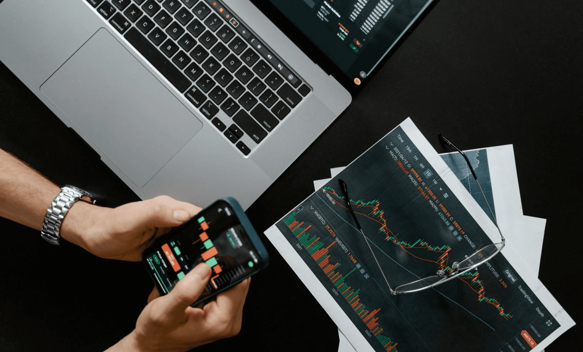 Man tracking market trends on phone - Scale Trading