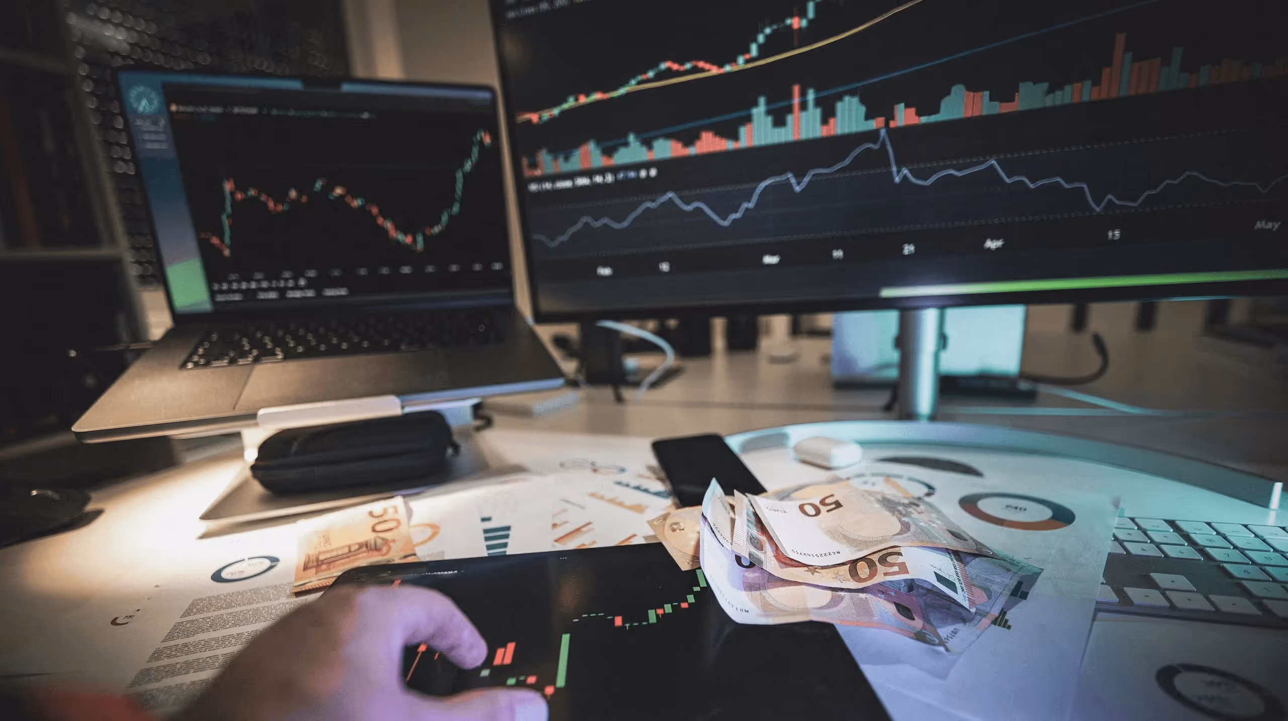 Trader using multi-screen setup with cash - Scale Trading