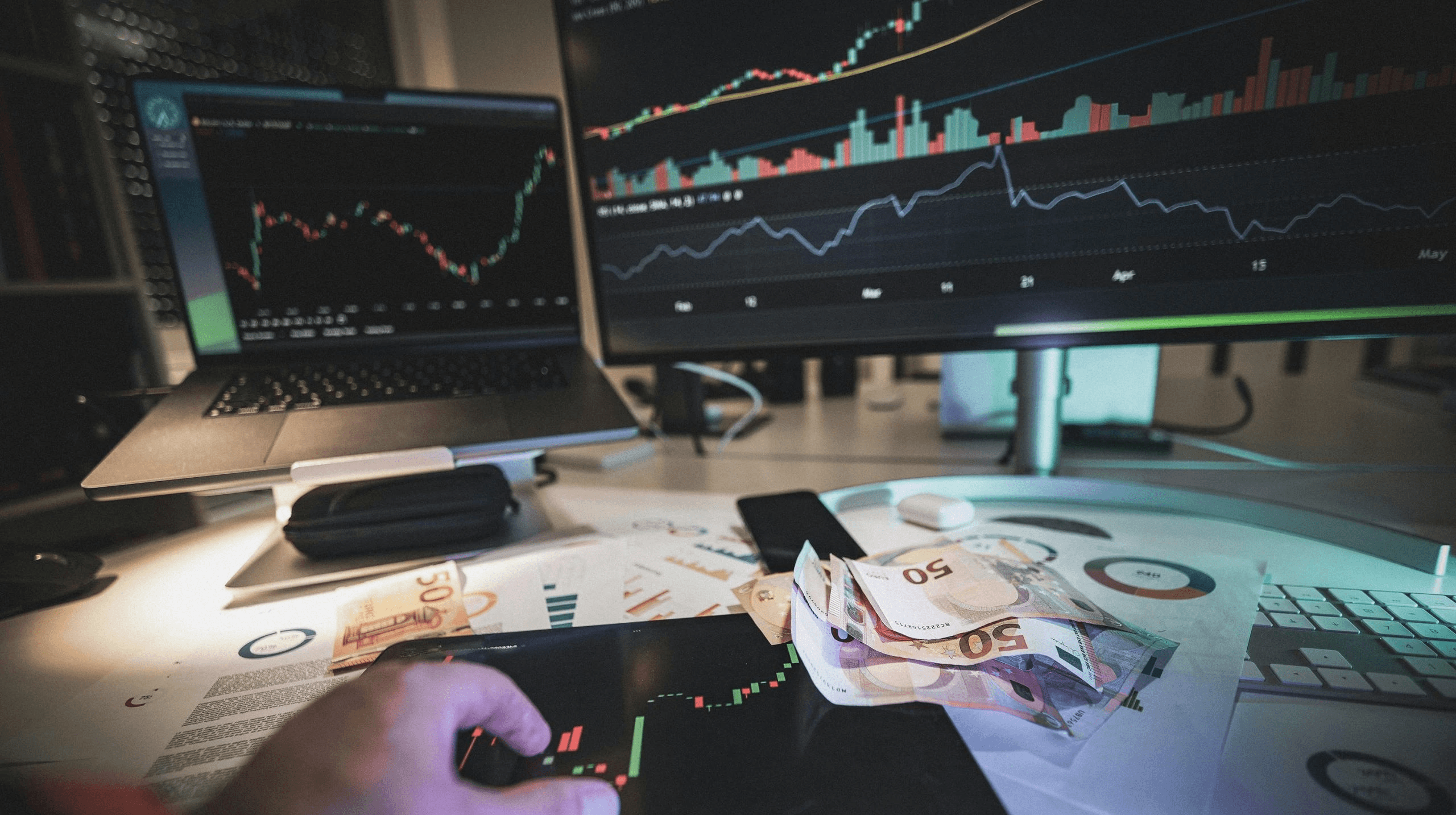 Trader using multi-screen setup with cash - Scale Trading