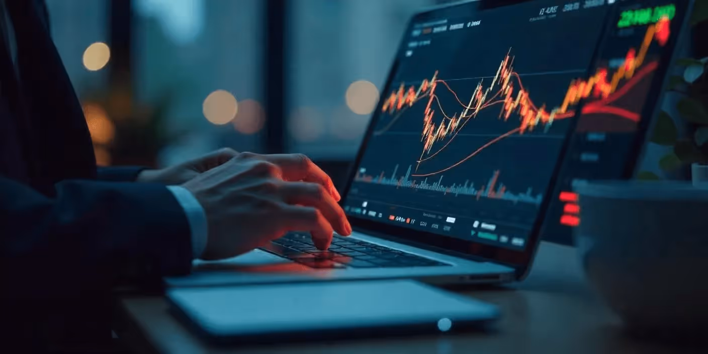 Person monitoring real-time market data - Best Pairs to Trade Forex