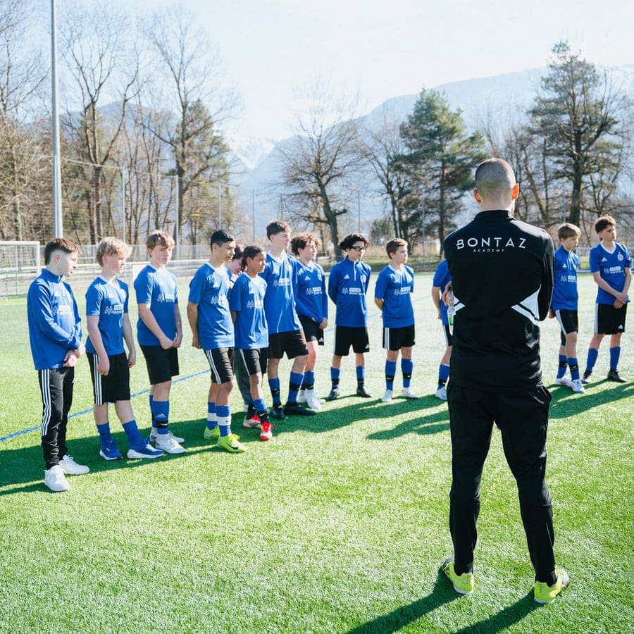 Les joueurs sont formés par les encadrants sur le terrain.