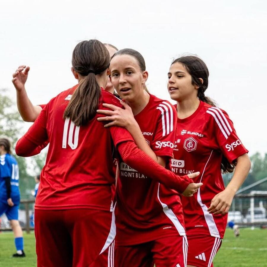 Filles elites célébrant leur but