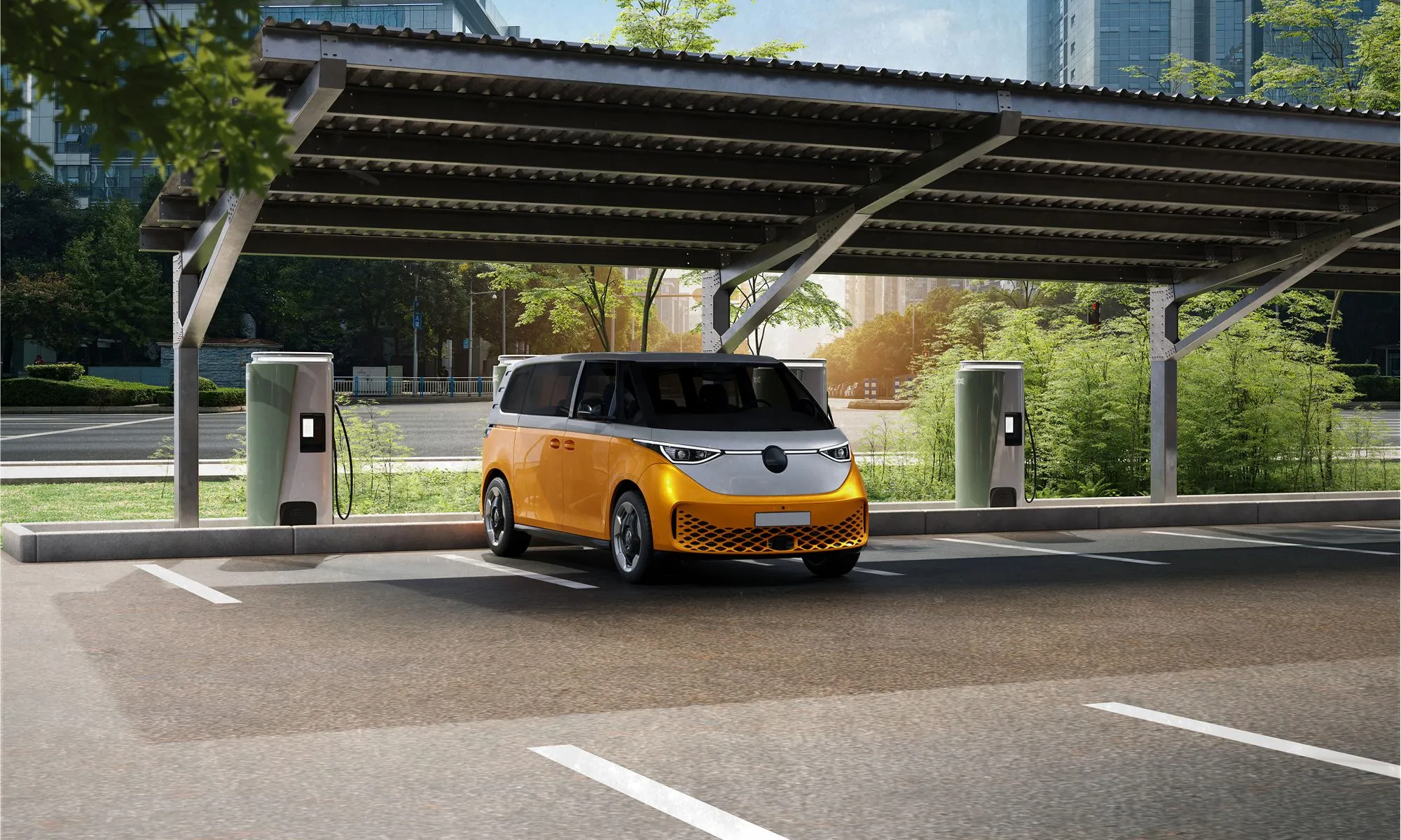 Ein moderner gelb-weisses Elektro-Minivan steht unter einem eleganten Solar-Carport mit Metallrahmen und Wellblechdach. Das Fahrzeug ist von zwei Ladestationen für E-Autos umgeben und befindet sich in einer sauberen, urbanen Umgebung mit viel Grün und Hochhäusern im Hintergrund. Sonnenlicht fällt durch die Bäume und erzeugt eine warme, nachhaltige Atmosphäre.
