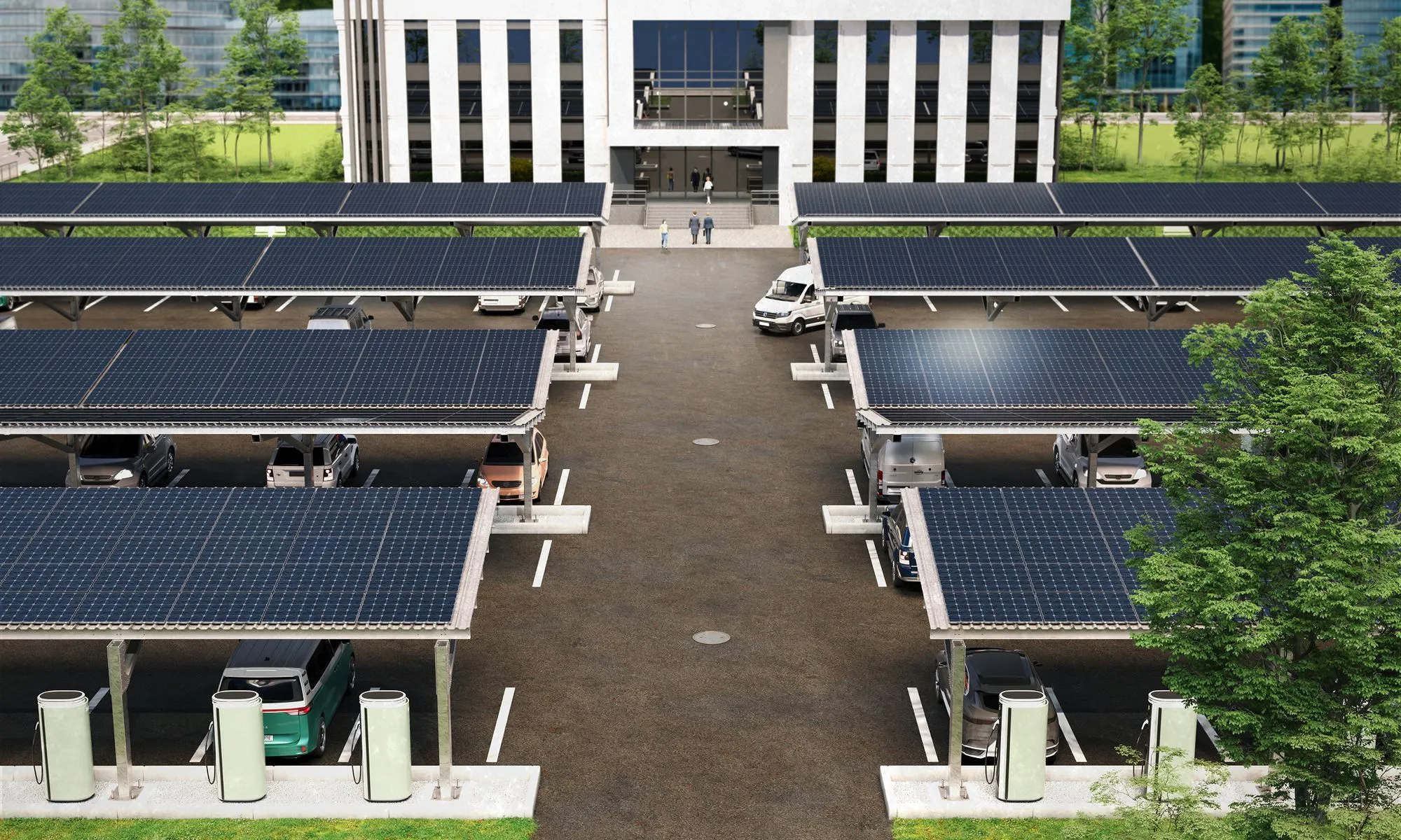 Ein grosser Büroparkplatz mit mehreren Reihen von Solar-Carports, die jeweils mit dunklen Photovoltaikmodulen bedeckt sind. Zahlreiche Fahrzeuge, darunter Elektro-Vans und Kompaktwagen, parken unter den Überdachungen. Im vorderen Bereich des Parkplatzes sind mehrere Ladestationen für E-Autos zu sehen. Im Hintergrund steht ein modernes weisses Bürogebäude, vor dem Menschen über eine Treppe den Haupteingang betreten. Die Szenerie ist von grüner Bepflanzung und weiter entfernten Glasgebäuden umrahmt.